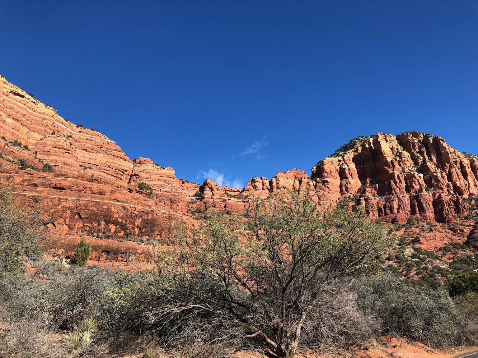Vista panoramica di formazioni rocciose rosse sotto un cielo blu