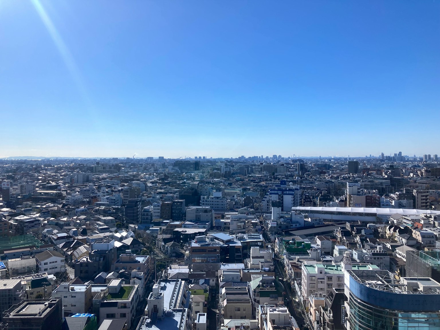 Vista panorámica del horizonte de Tokio bajo un cielo azul claro