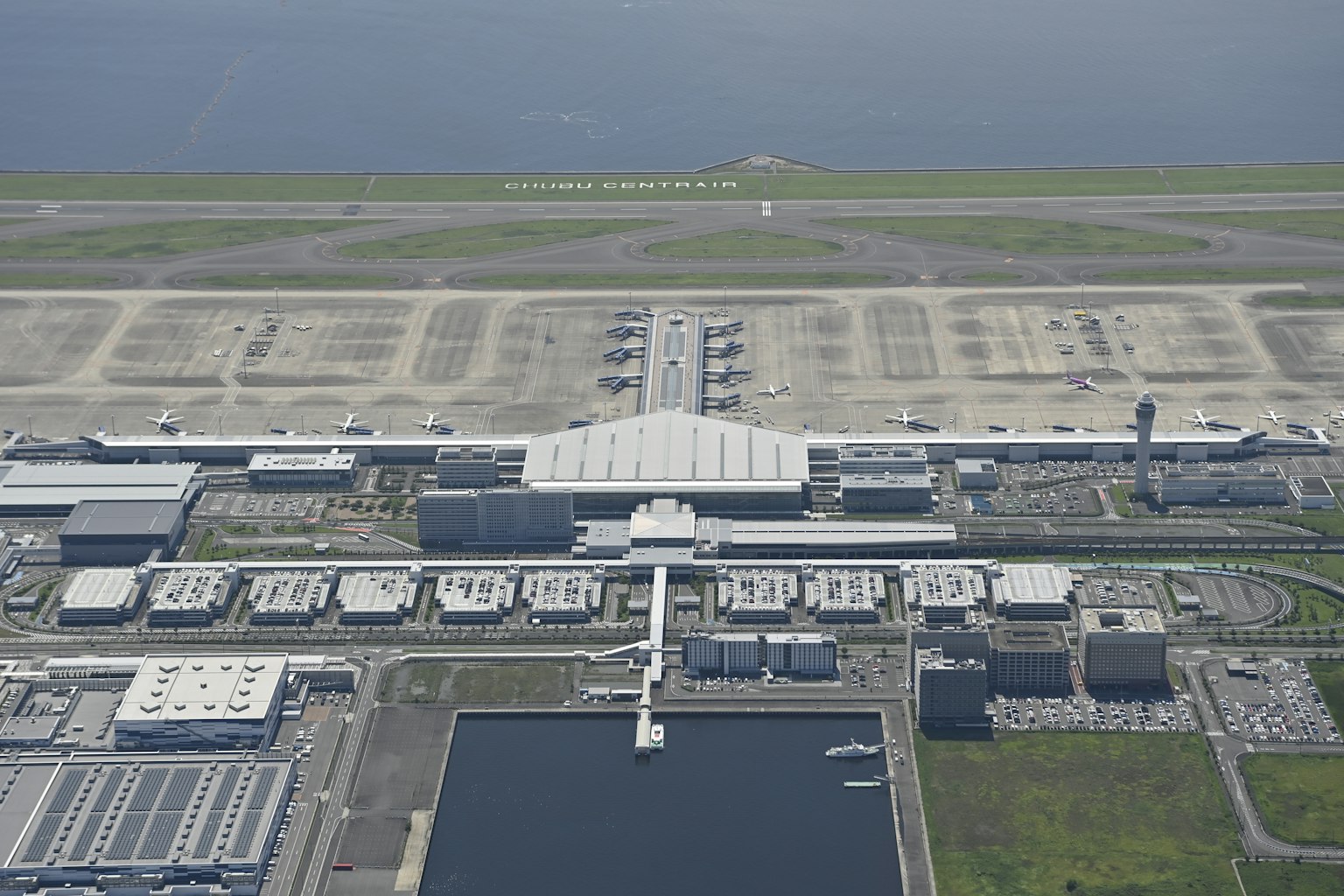 Vue aérienne d'un aéroport montrant des pistes et des structures de terminal