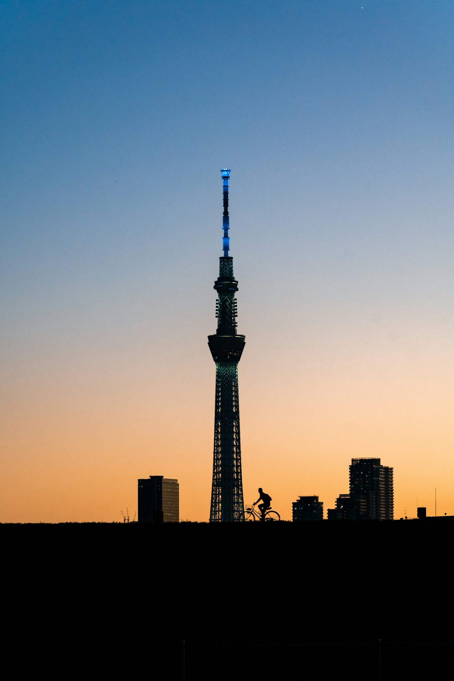 东京天空树在五彩斑斓的日落中呈现轮廓
