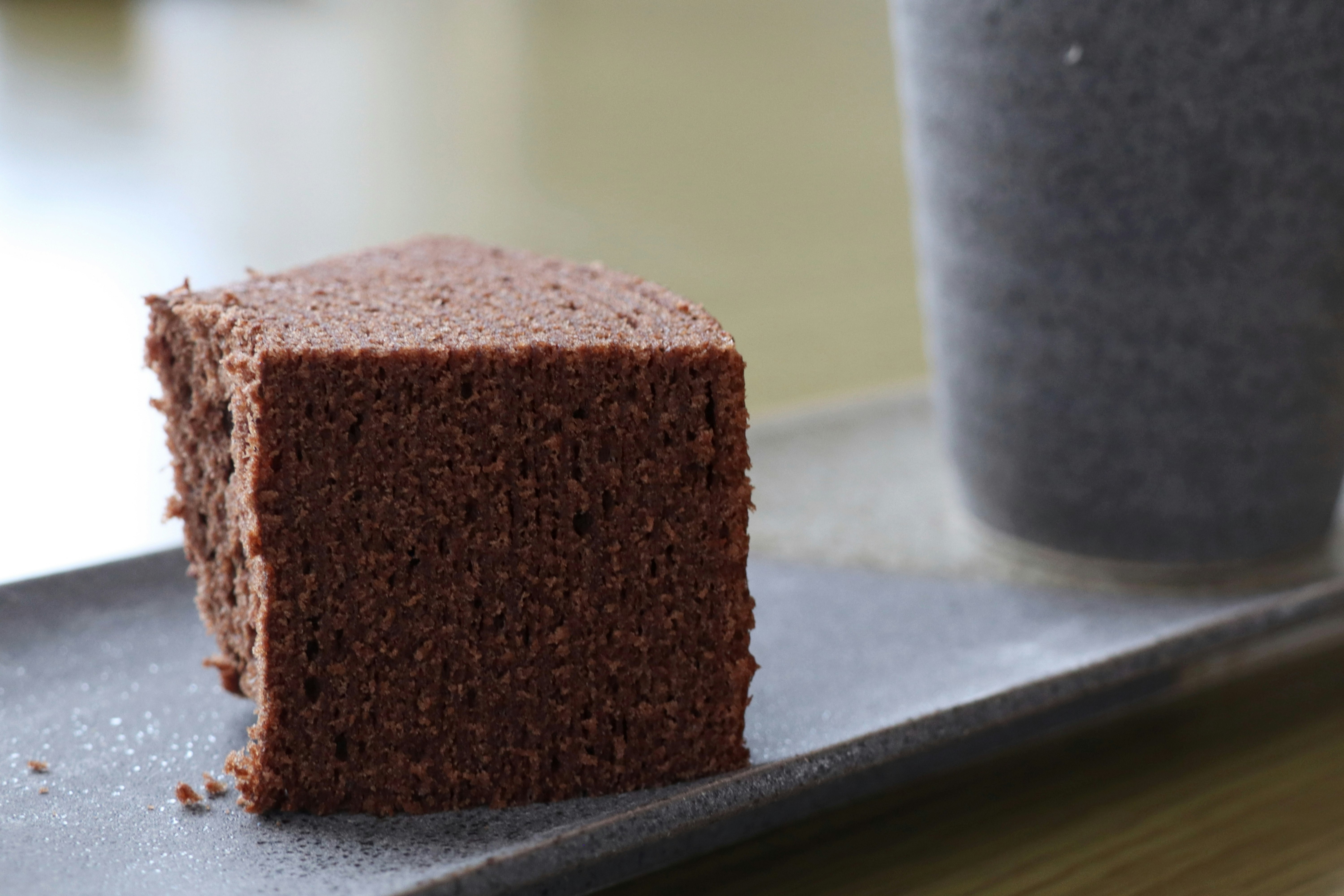 cận cảnh miếng bánh chocolate hình khối với đường bột trên đĩa