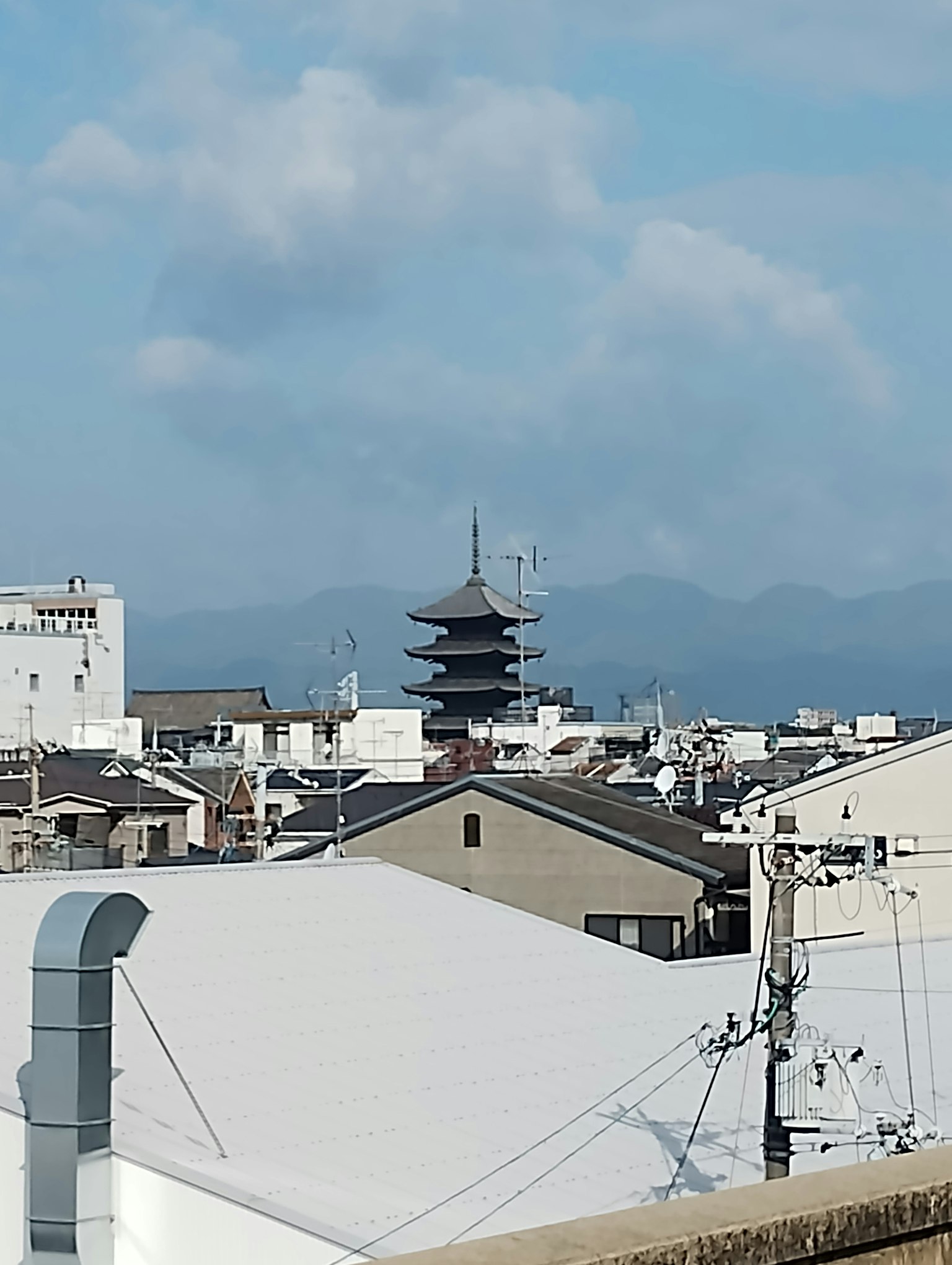 Paesaggio urbano con una pagoda che svetta sopra i tetti