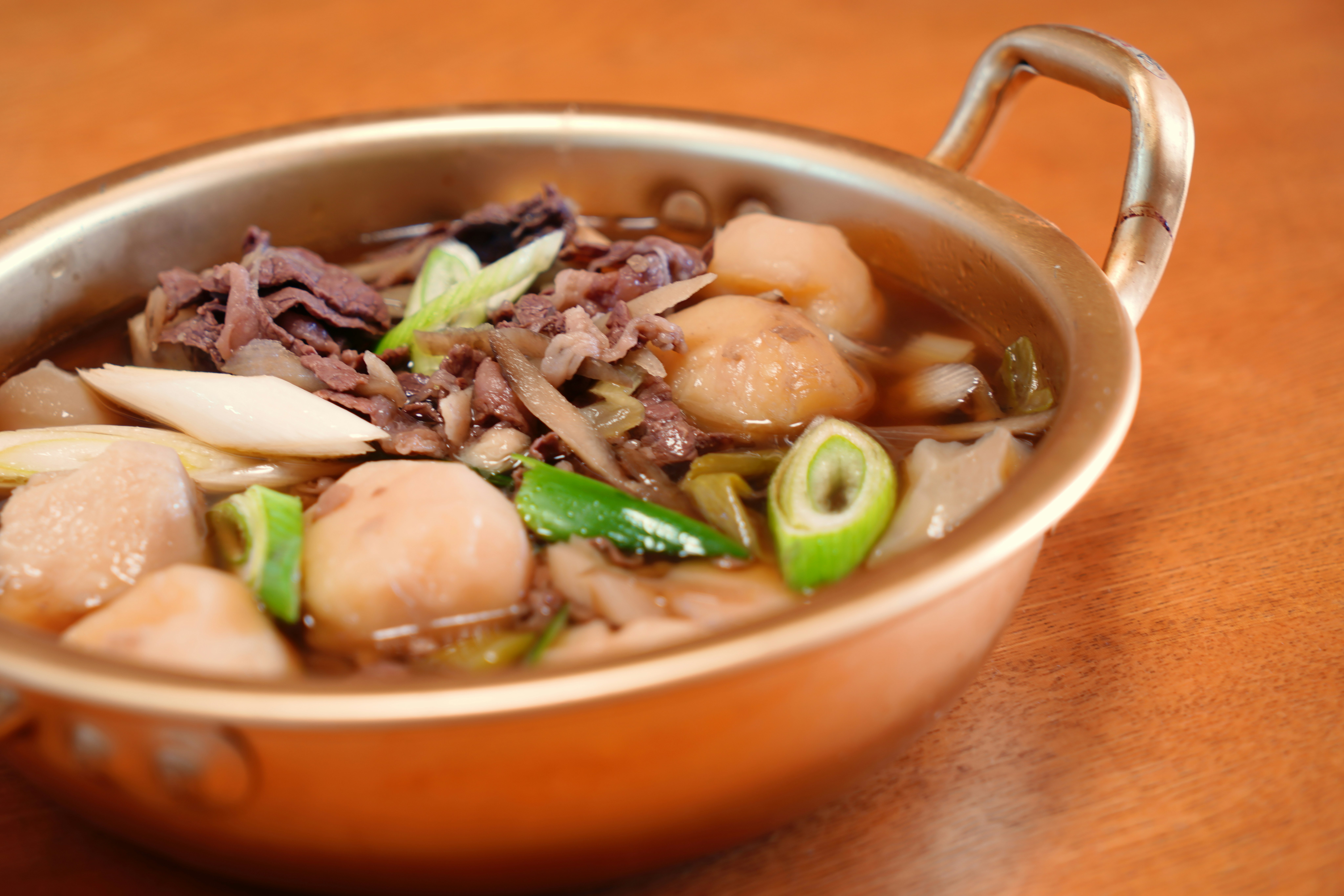 bol de soupe mijotée à la viande et aux légumes image