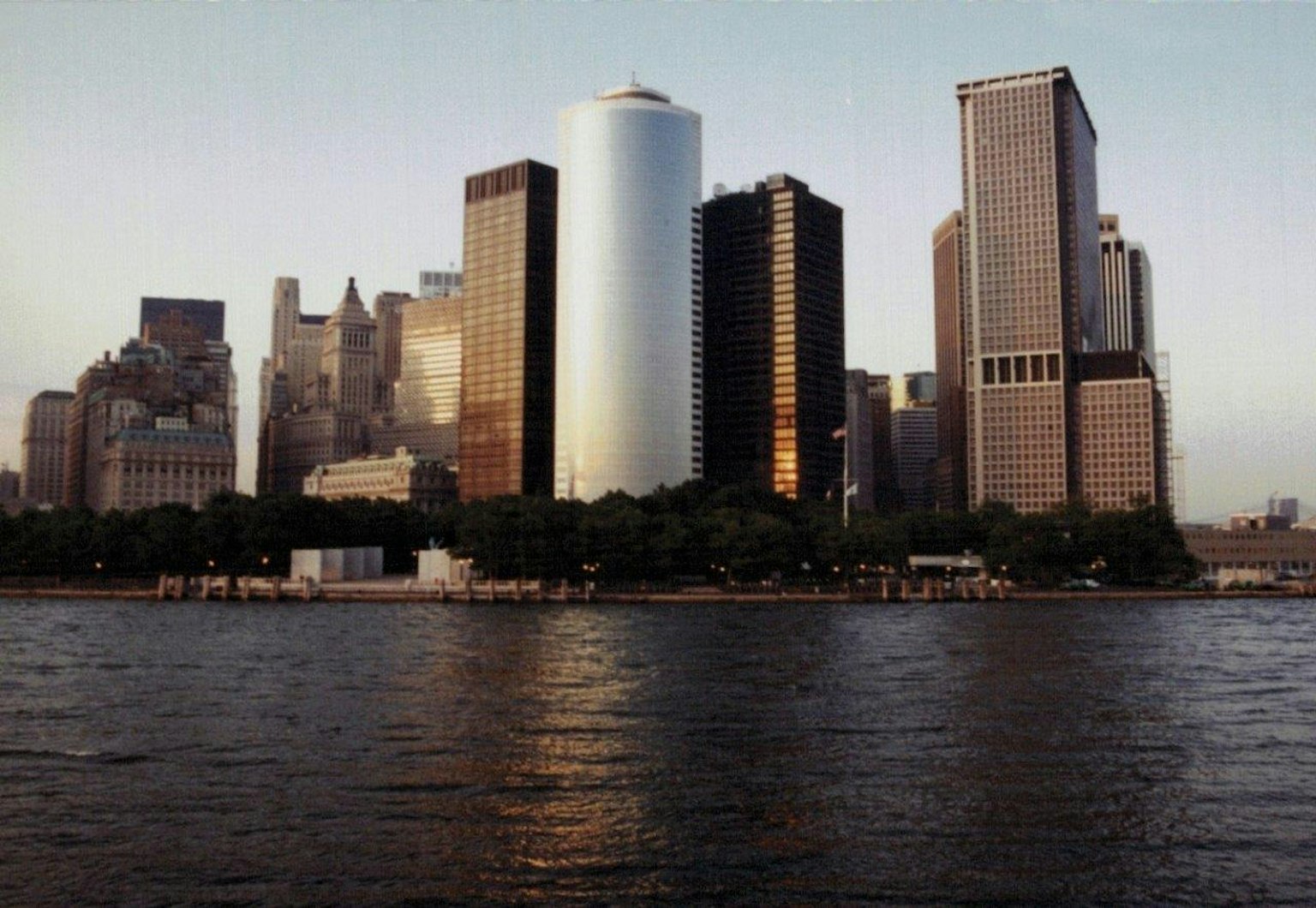 Skyline de la ville au crépuscule avec vue sur l'eau