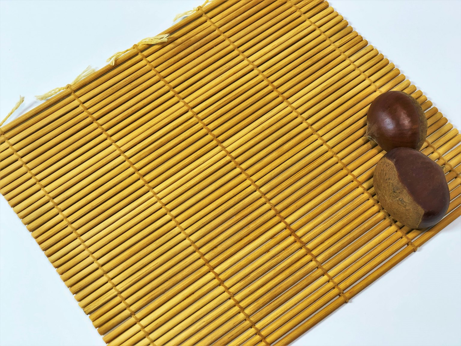Schokolade und Keks auf einer Bambusmatte platziert