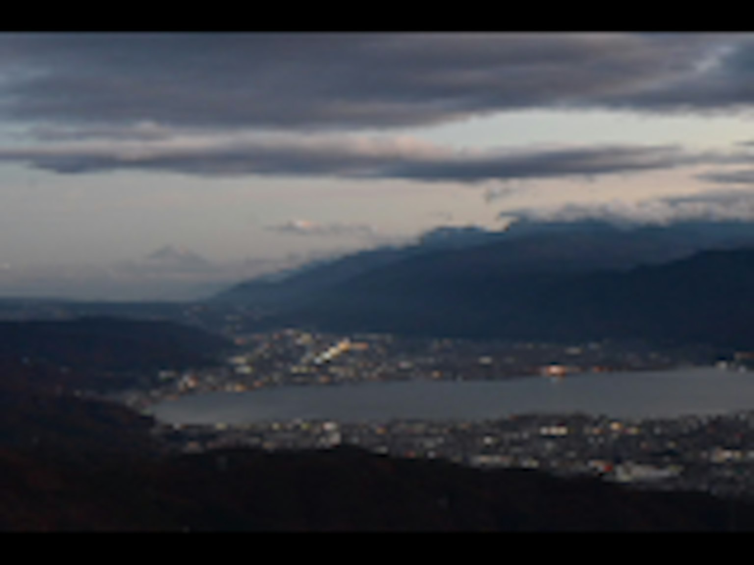 Stupenda panoramica di un lago e montagne al crepuscolo