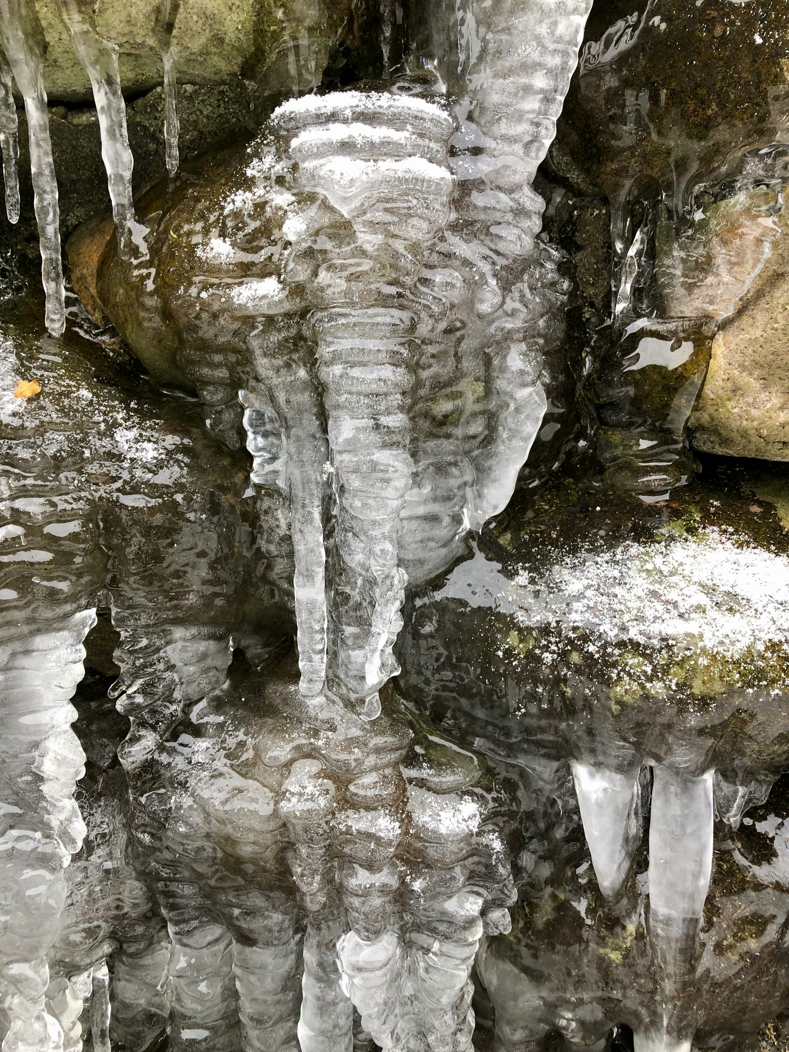 石垣を覆う氷と氷柱のある冬の景色