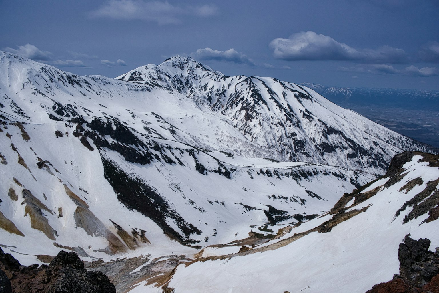 눈 덮인 산과 푸른 하늘
