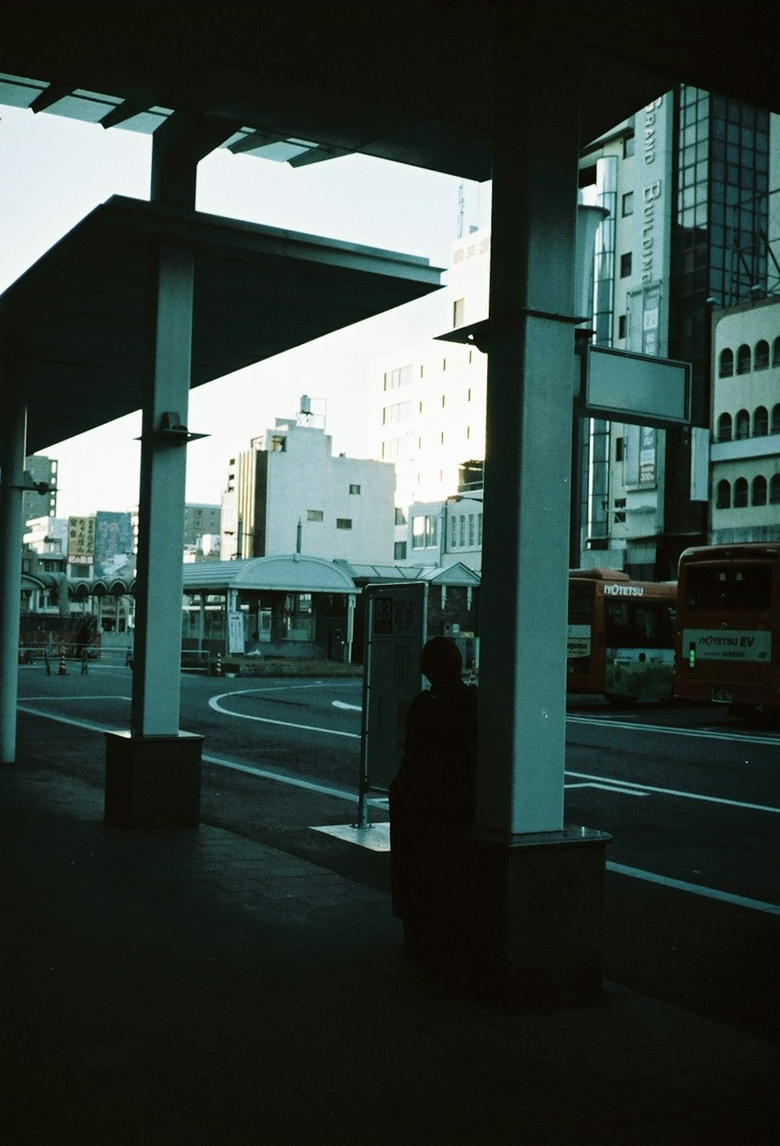 Fermata dell'autobus urbana con silhouette di edifici sullo sfondo