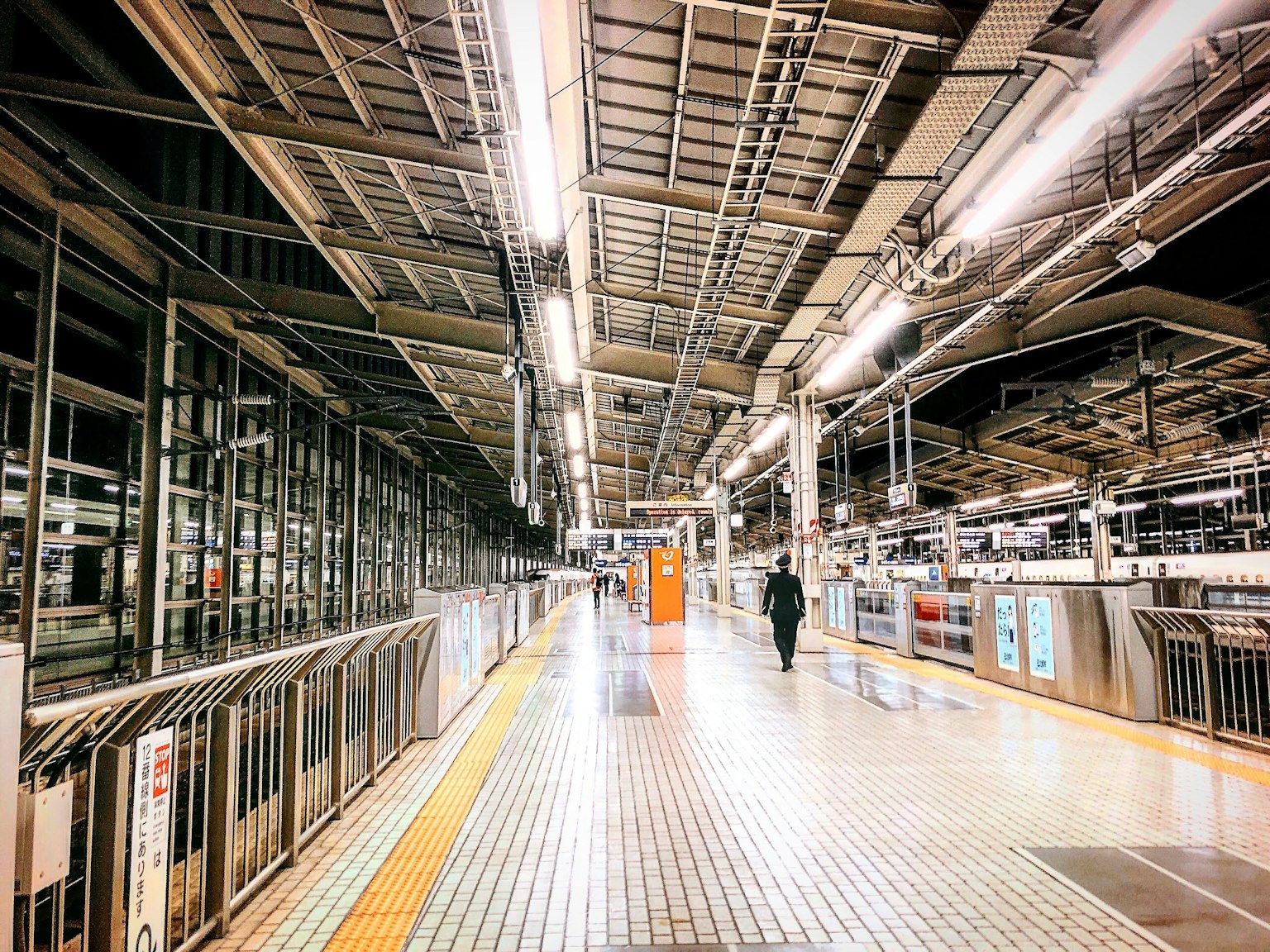 Piattaforma di stazione illuminata con un ingresso arancione