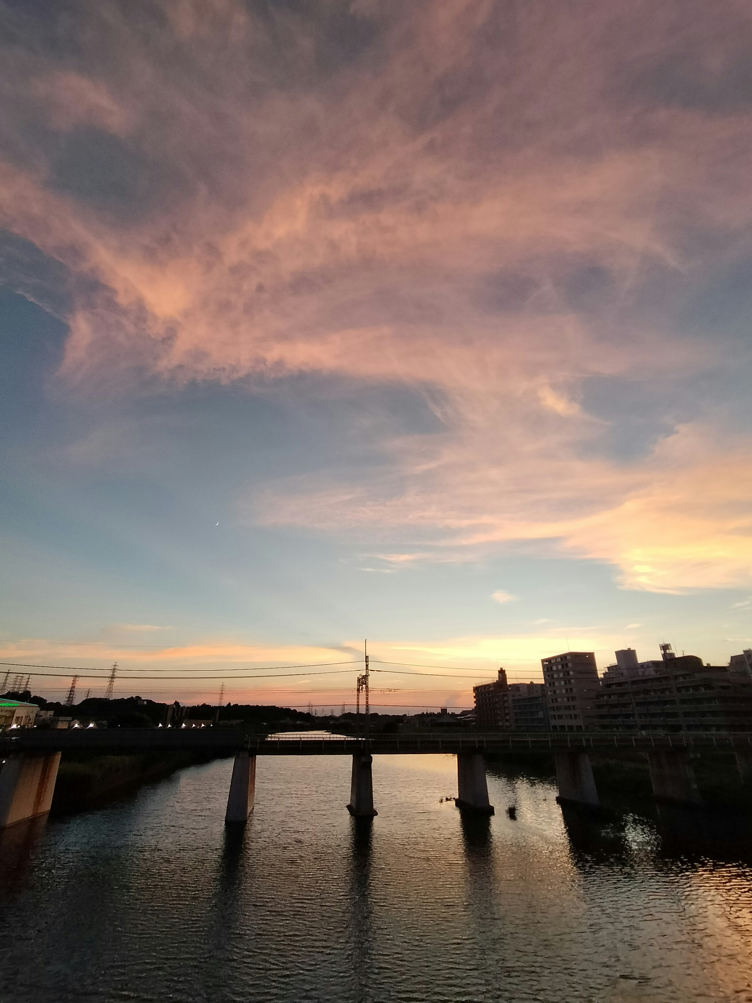 川沿いの橋と夕焼けの空