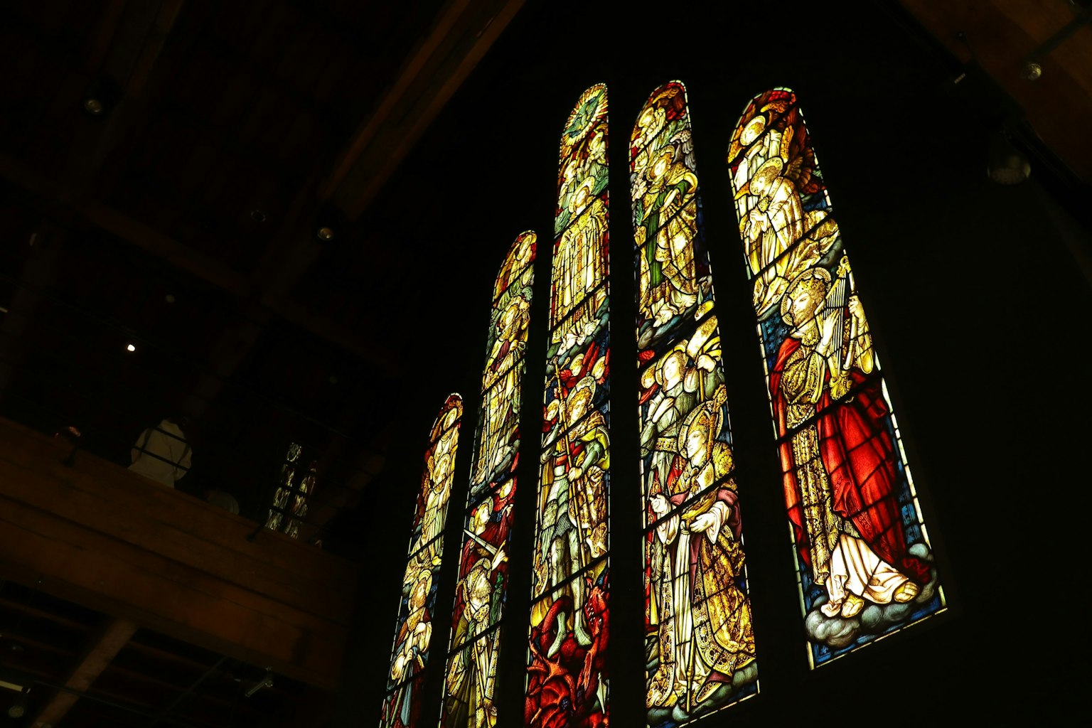De magnifiques vitraux illuminent brillamment l'intérieur d'une église