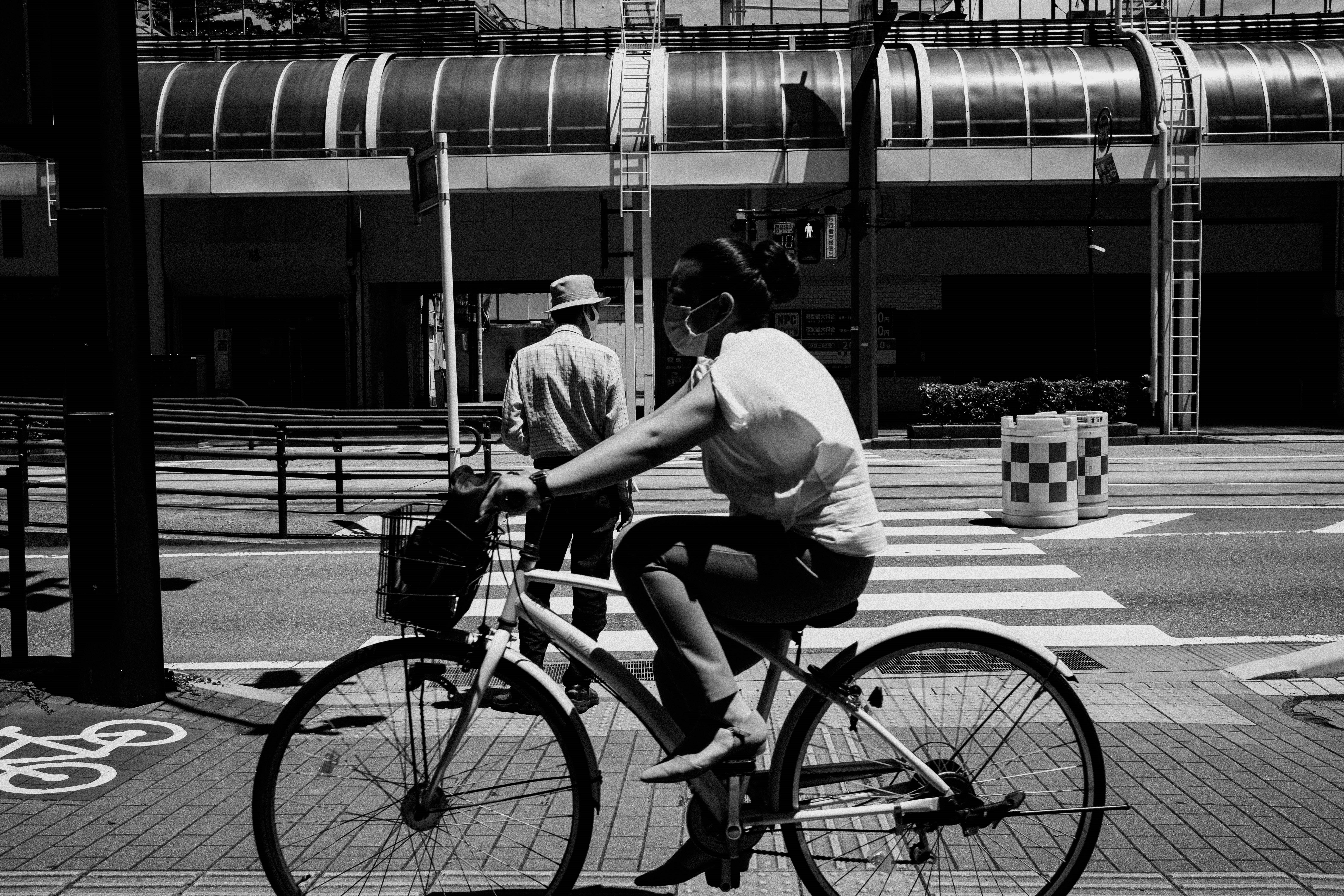 黑白街角，騎自行車的人