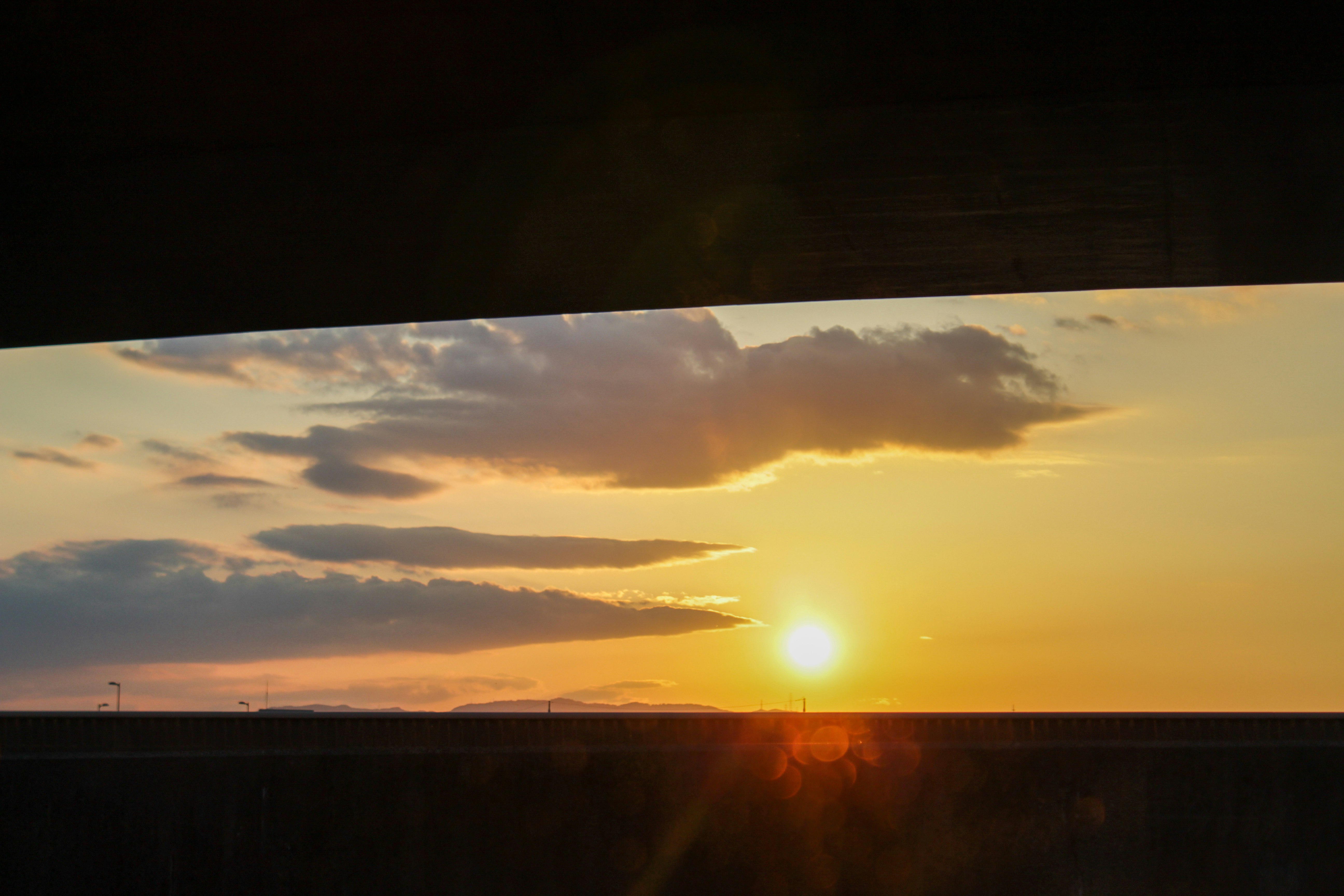 cielo de atardecer con el sol en el horizonte