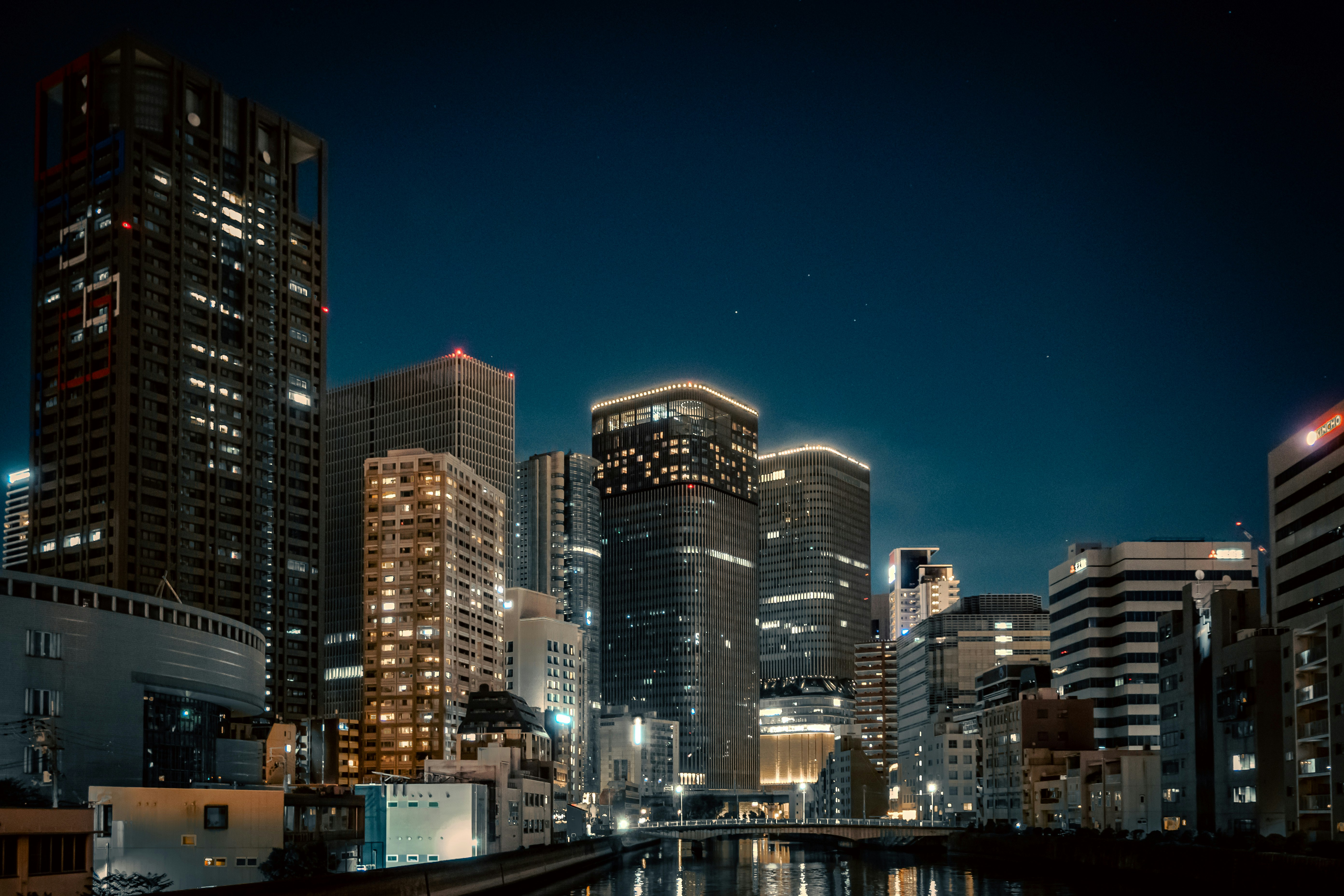 大阪河畔夜景與高層建築群