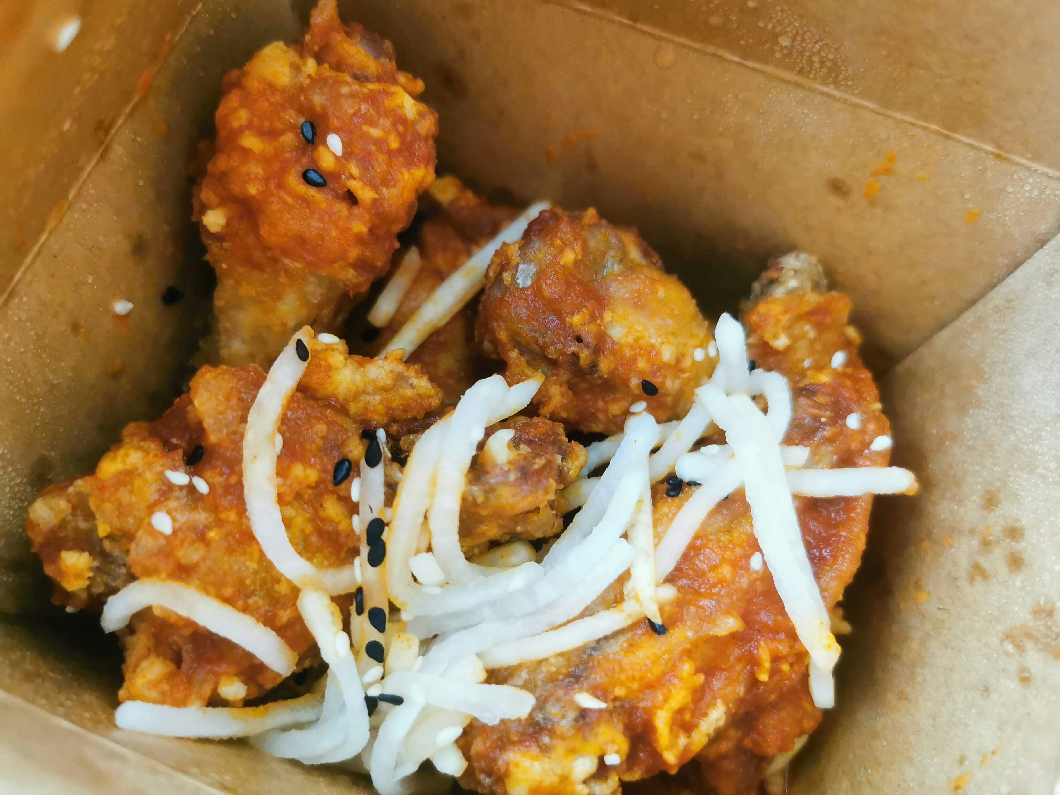 close-up ayam goreng pedas dengan bawang putih cincang