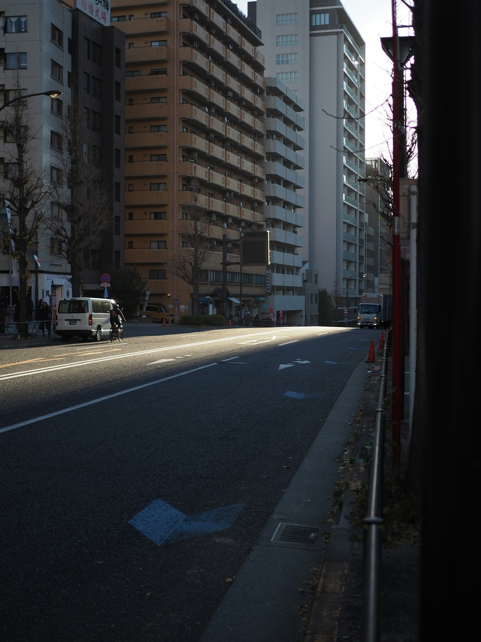 安静的城市街道，高楼大厦和阳光