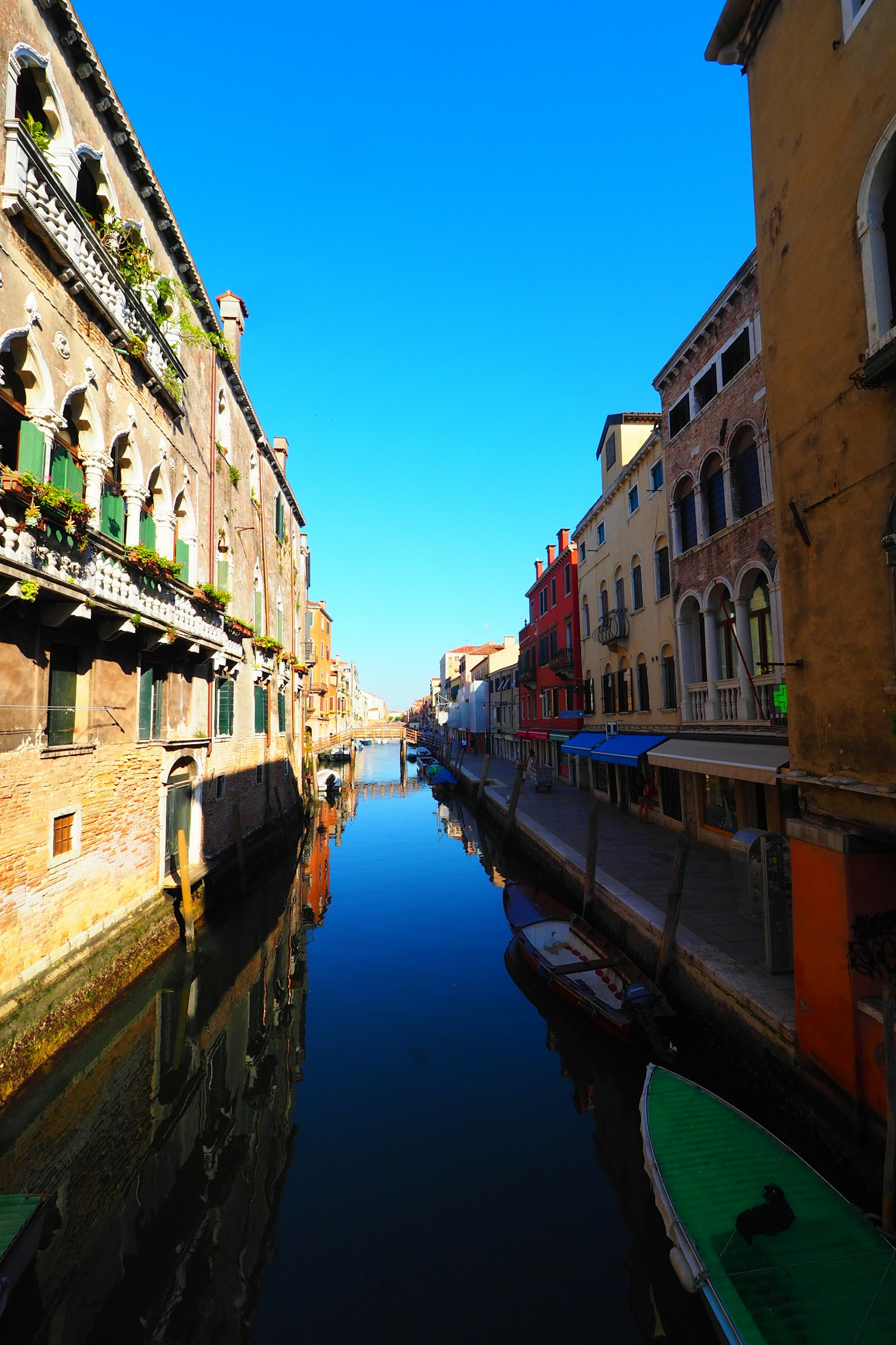 Hermosa escena de canal en Venecia bajo un cielo azul claro