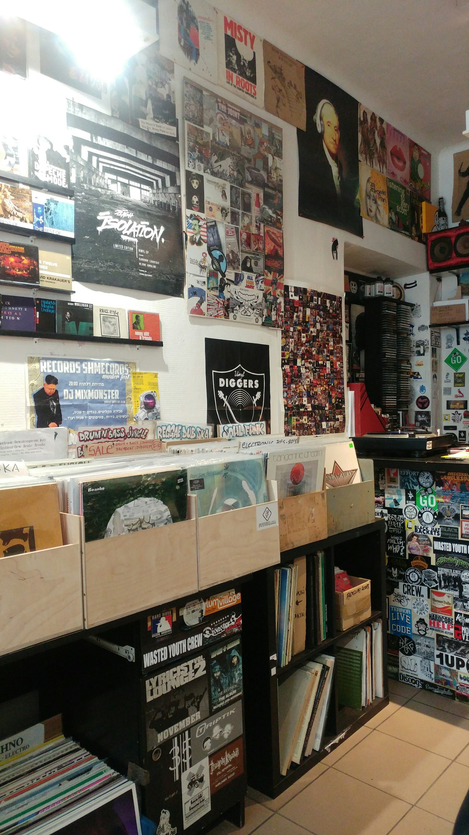 唱片店內部 牆上裝飾著藝術作品和海報 架子上滿是黑膠唱片