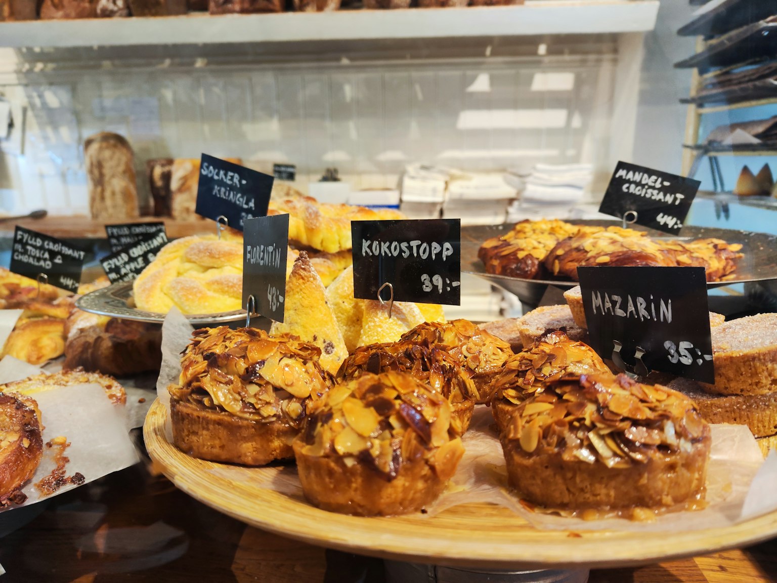 Piatto di dolci in mostra in una pasticceria di caffè