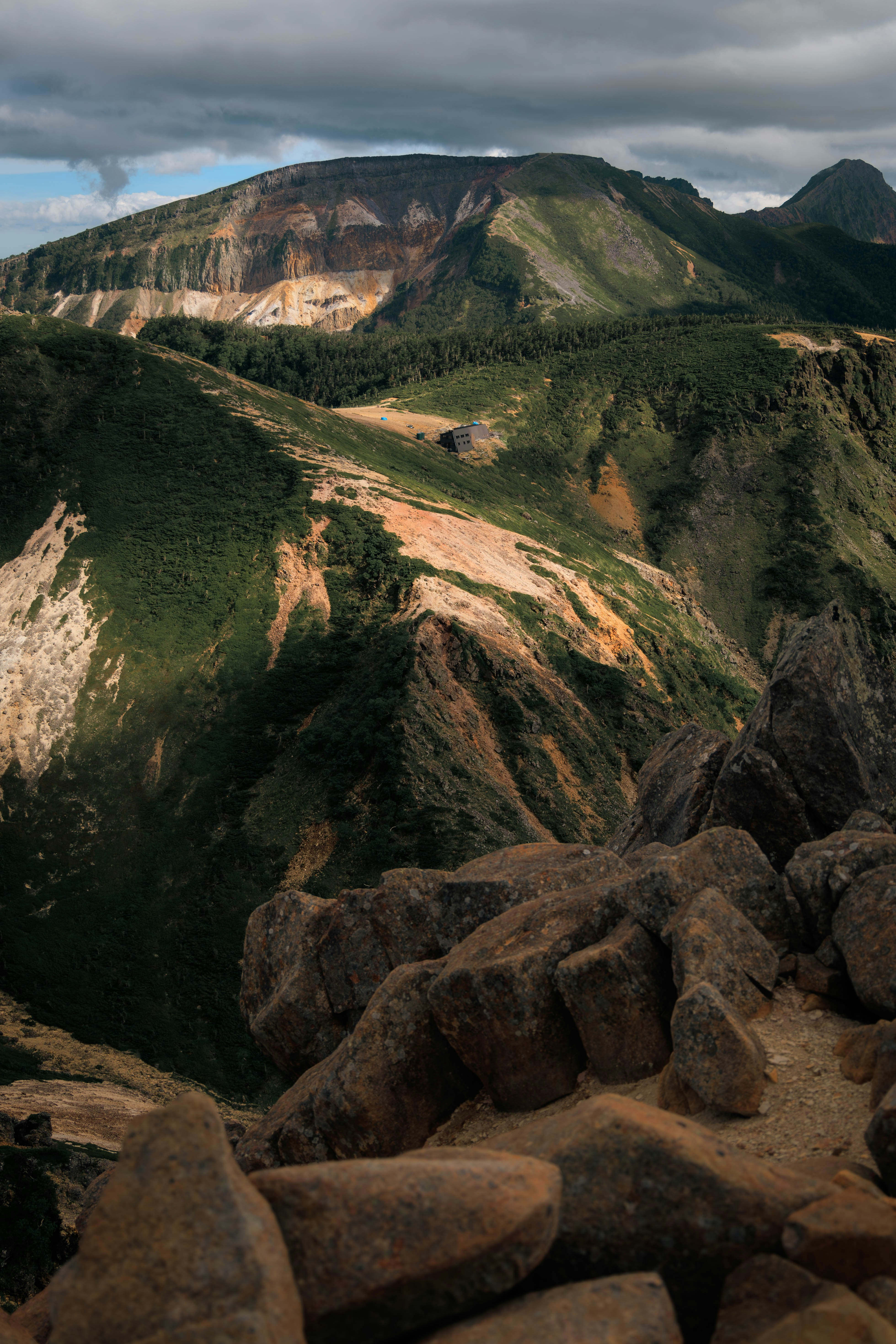 Blick von einem felsigen Bergrücken auf ein Bergtal
