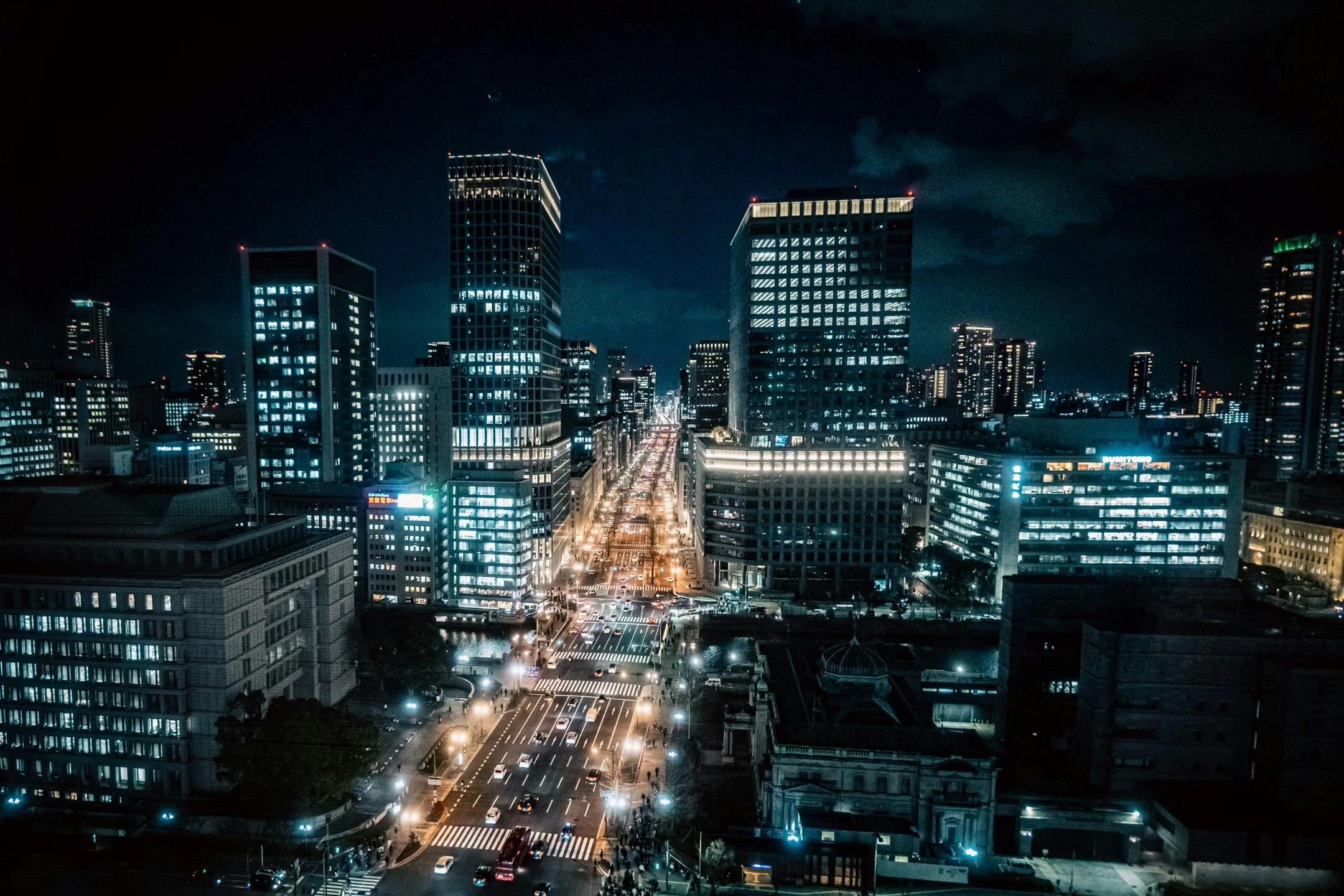 ทิวทัศน์ยามค่ำคืนของเมืองและถนนสายหลักที่ส่องสว่างท่ามกลางตึกสูง