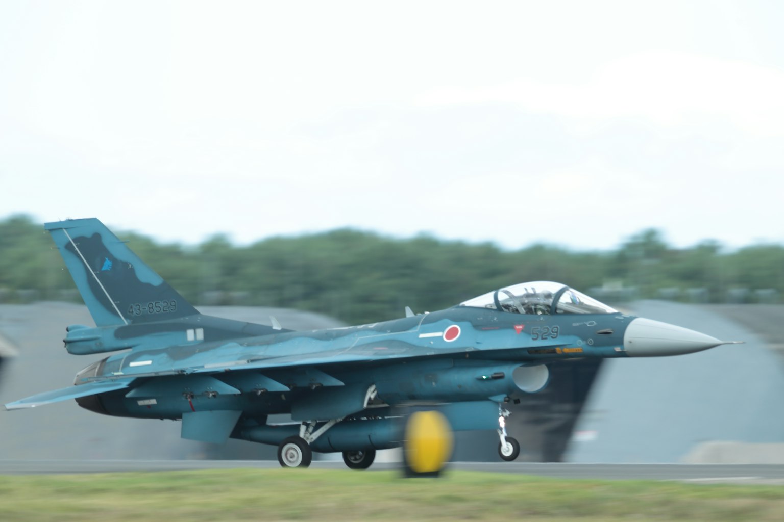 日本戰鬥機在跑道上滑行
