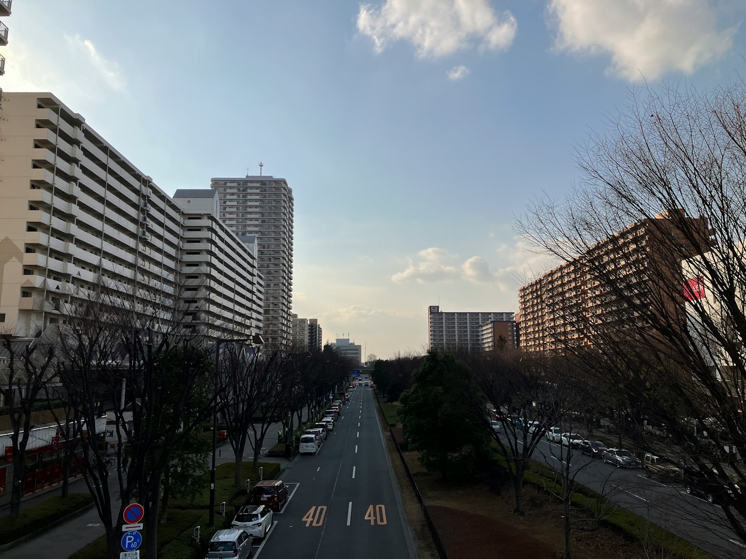 Paysage urbain avec de grands immeubles et un ciel bleu dégagé