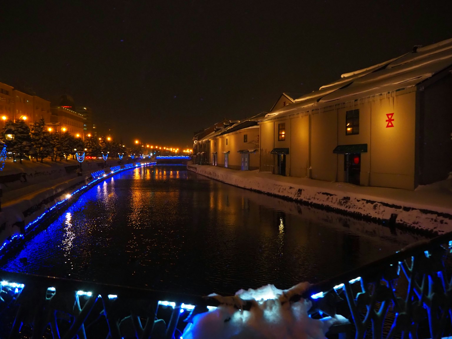 夜晚河流被藍色燈光照亮和建築物的景觀