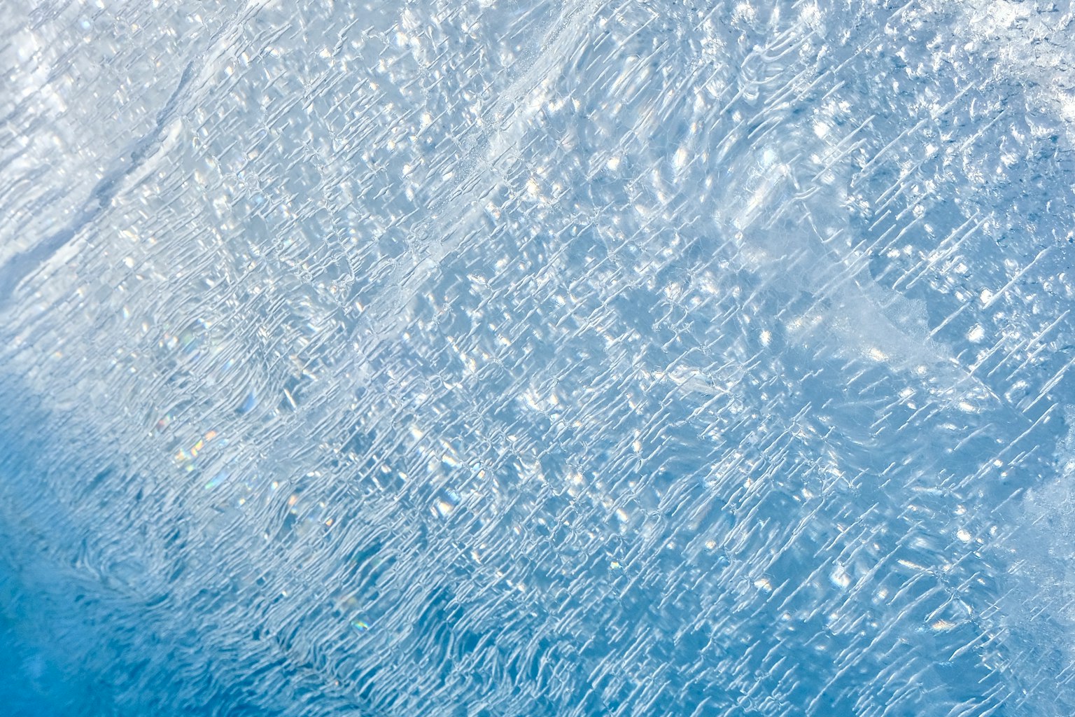 Reflets lumineux ondulants sur une surface d'eau bleue