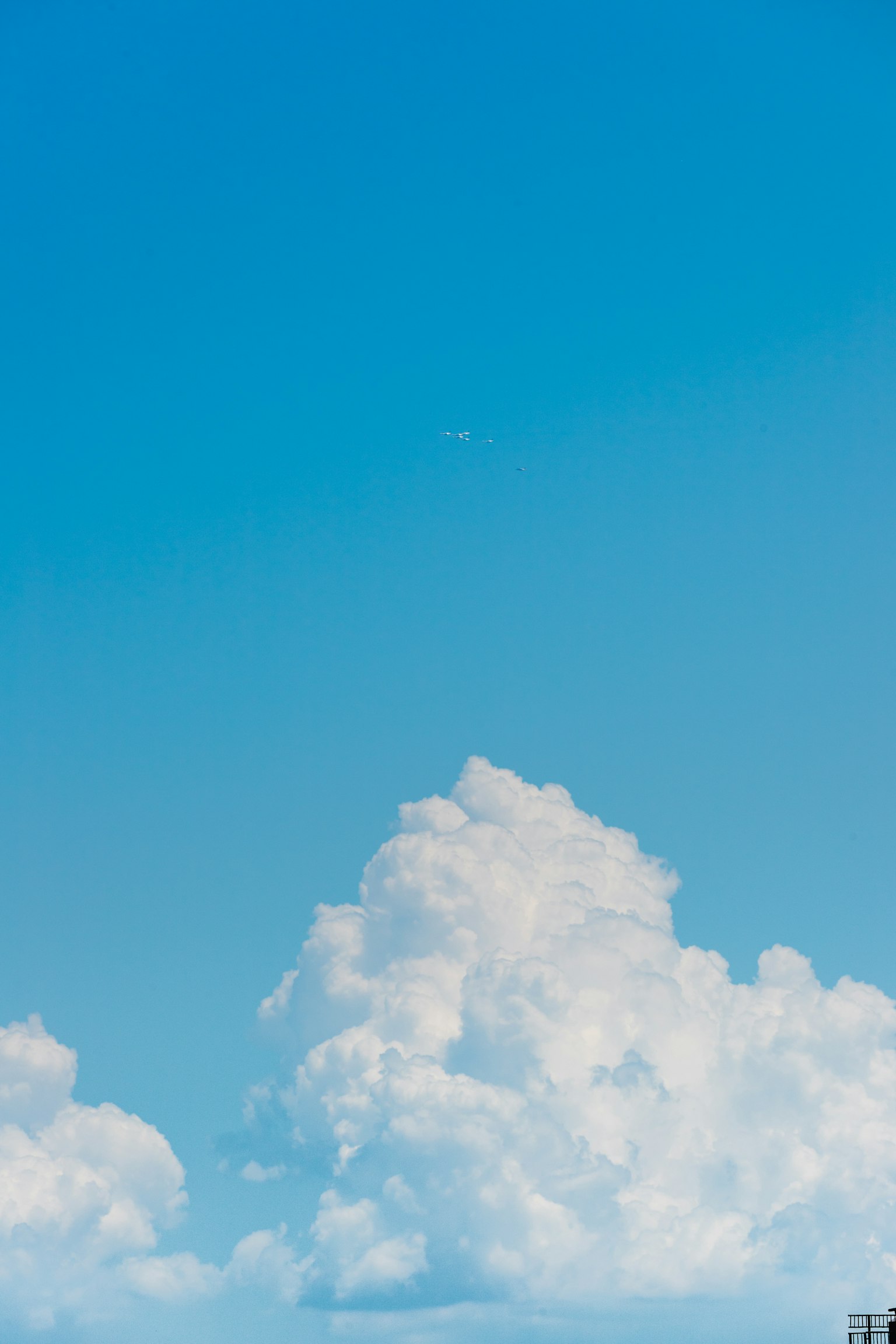 Nuvole bianche soffici in un cielo blu chiaro con un piccolo aereo