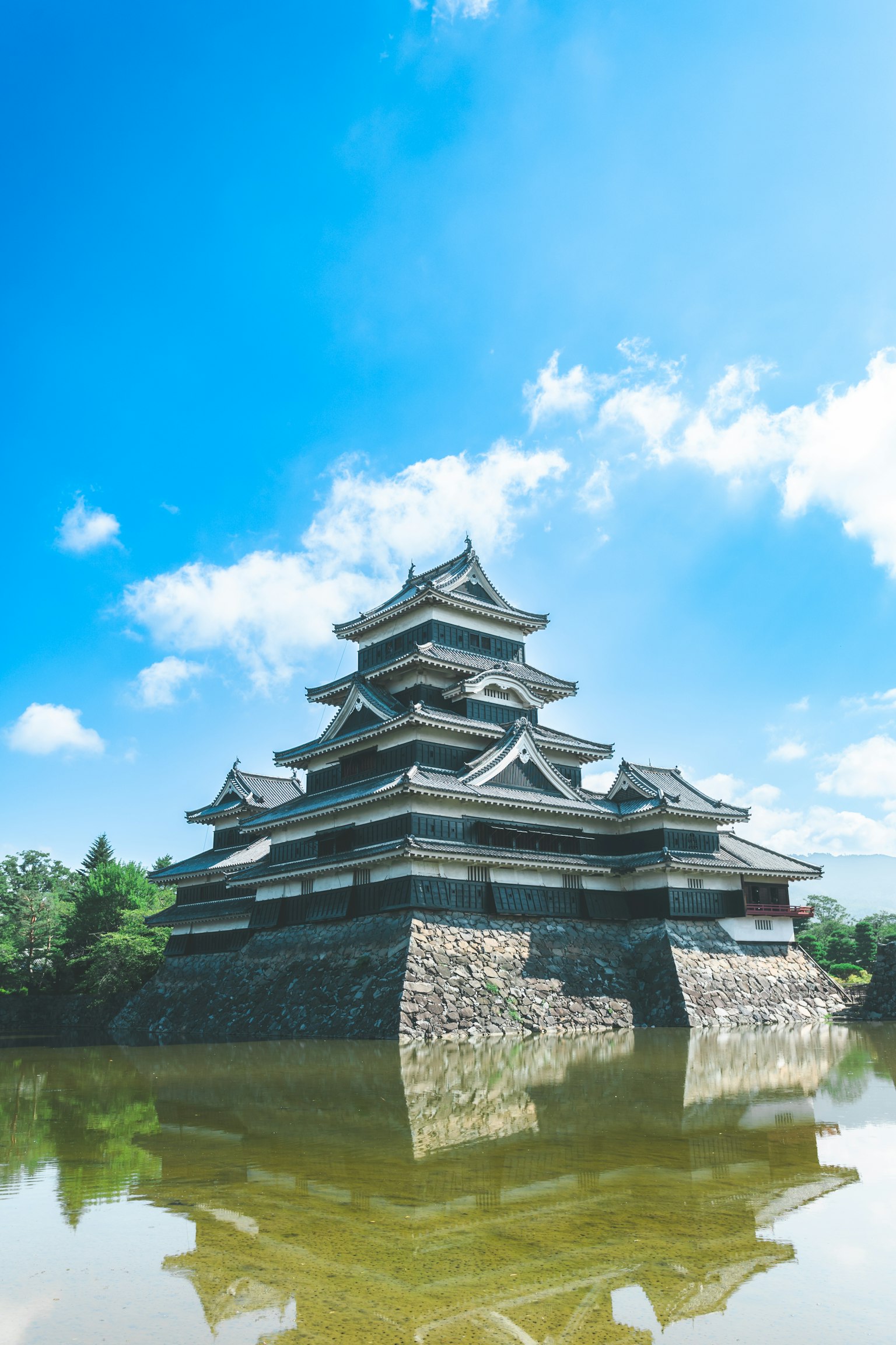 Il castello di Matsumoto si erge maestoso sotto un cielo blu chiaro