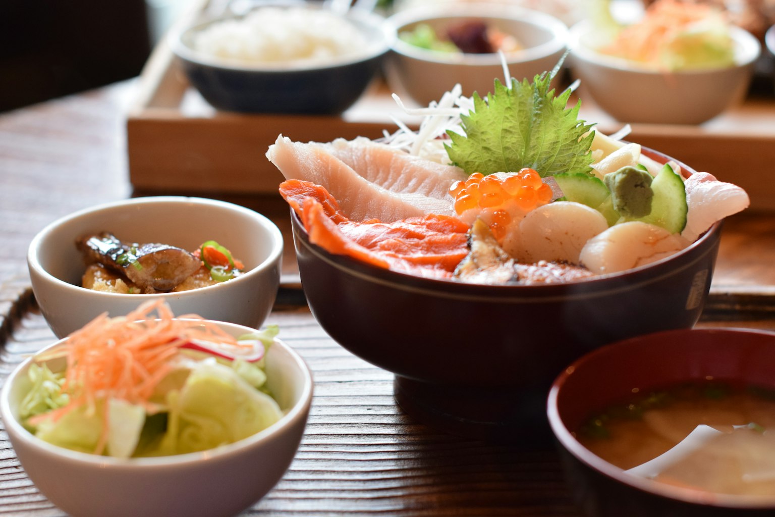 Plat japonais avec sashimi frais et légumes assortis