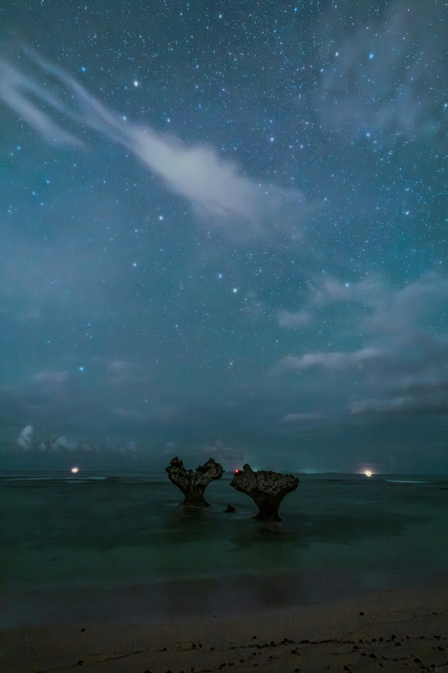 沖縄のハートロックと星空の夜景