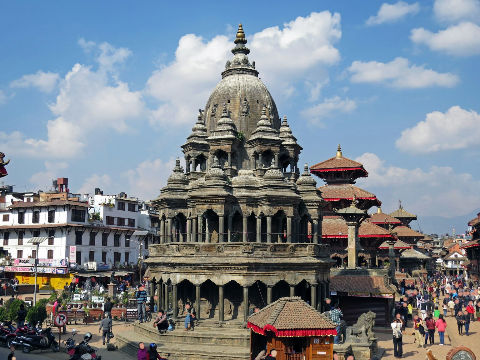 Schöner Tempel in Kathmandu mit einem belebten Platz