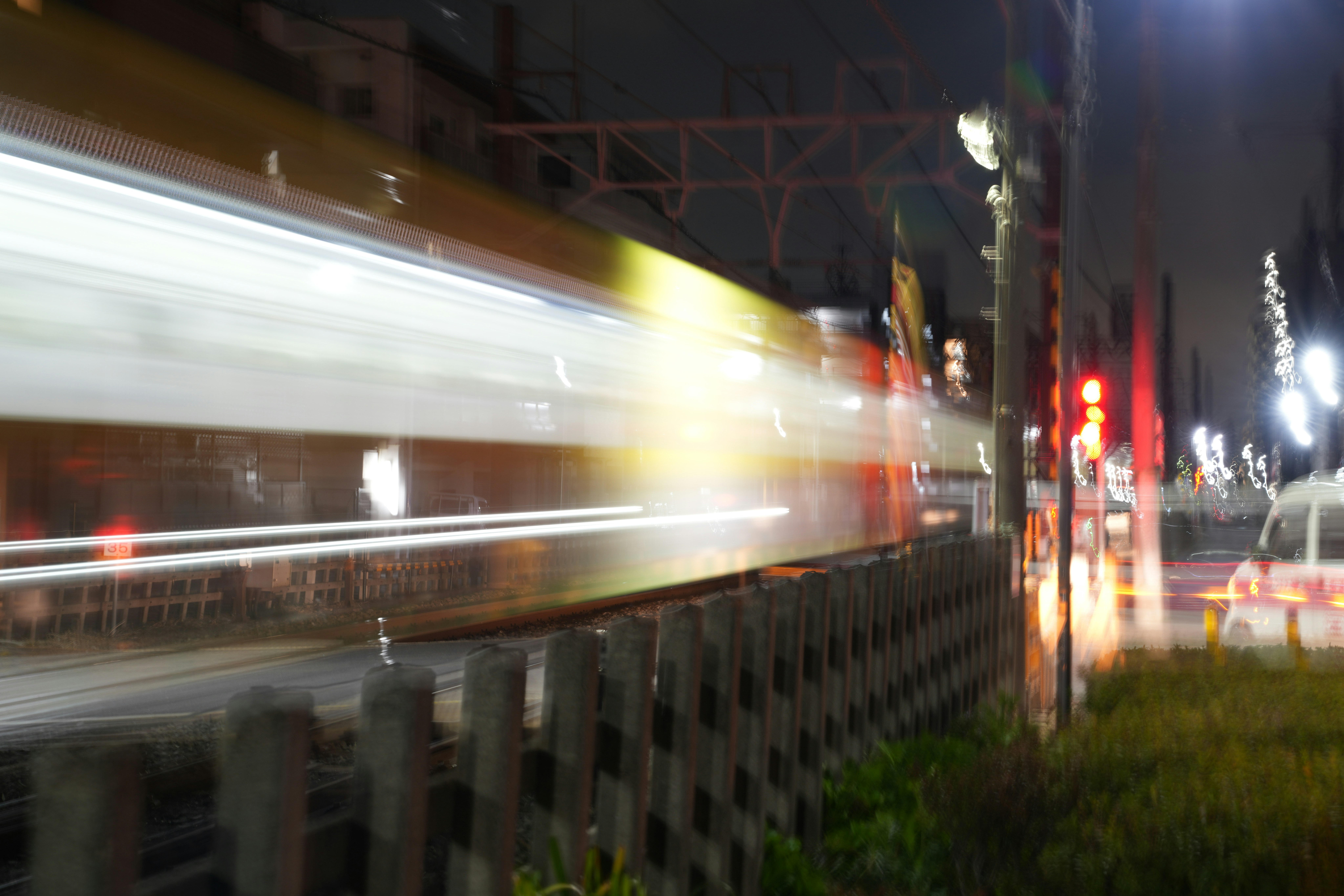 夜の街並みを走る車の光跡