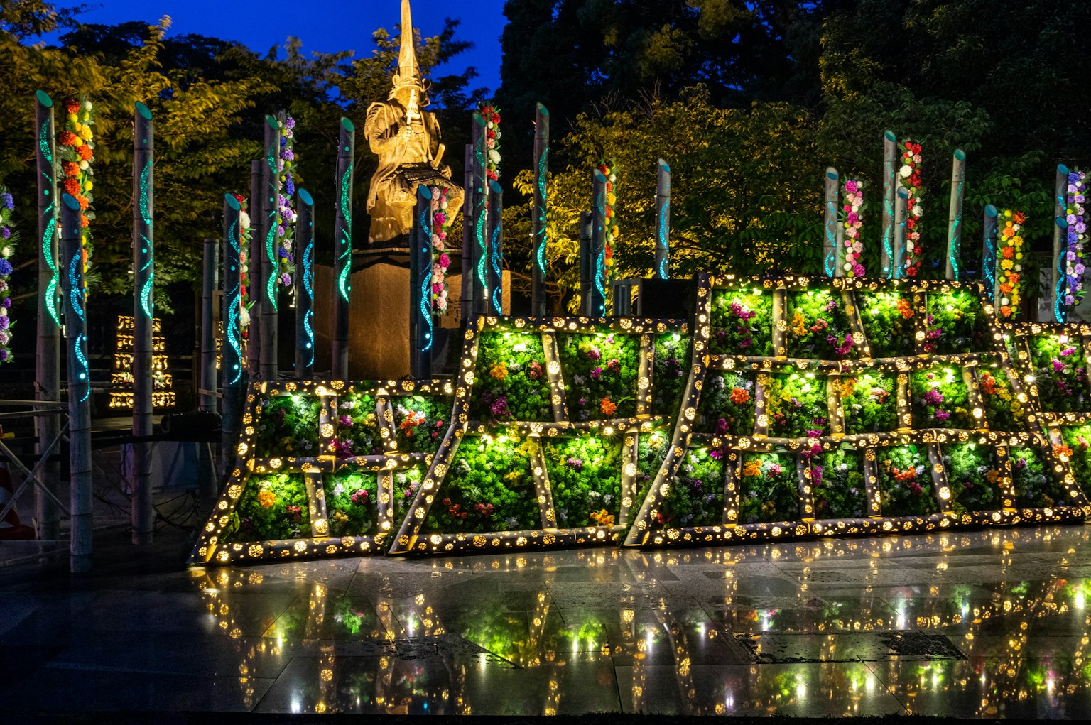 Desain iluminasi dan taman hijau yang indah di taman malam