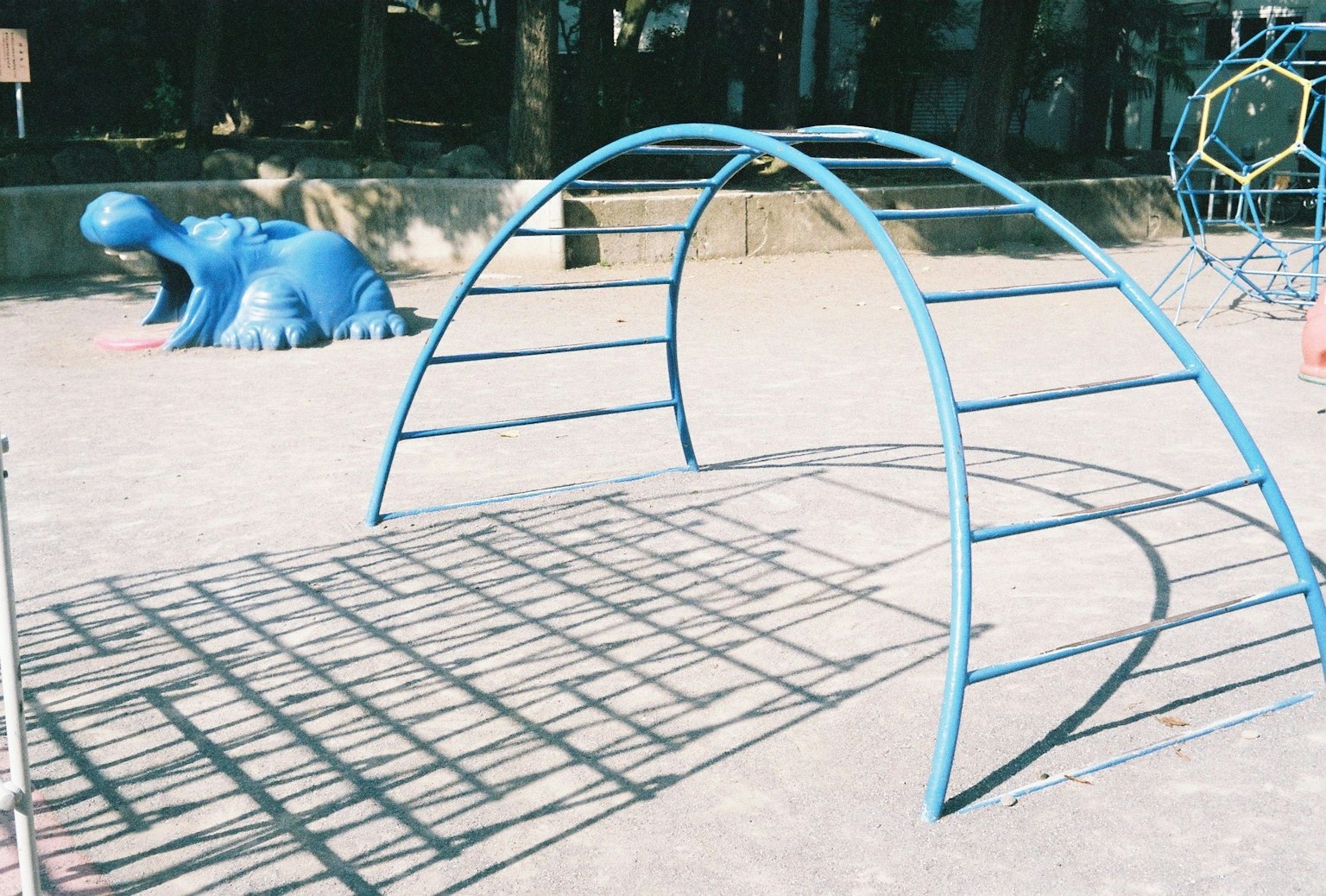 Arche de terrain de jeu bleu avec ombre dans un parc