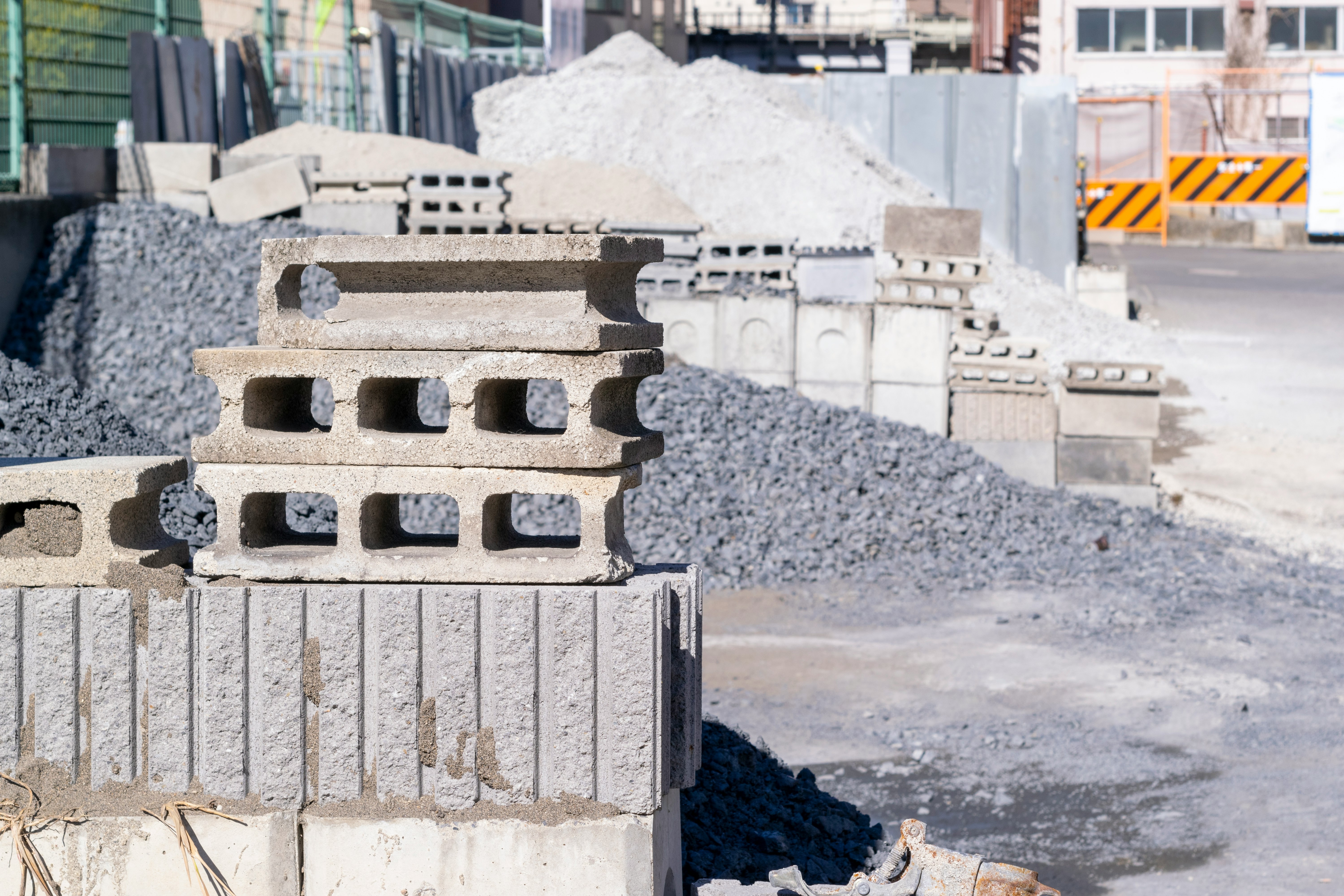 堆疊的混凝土砌塊與建築工地材料