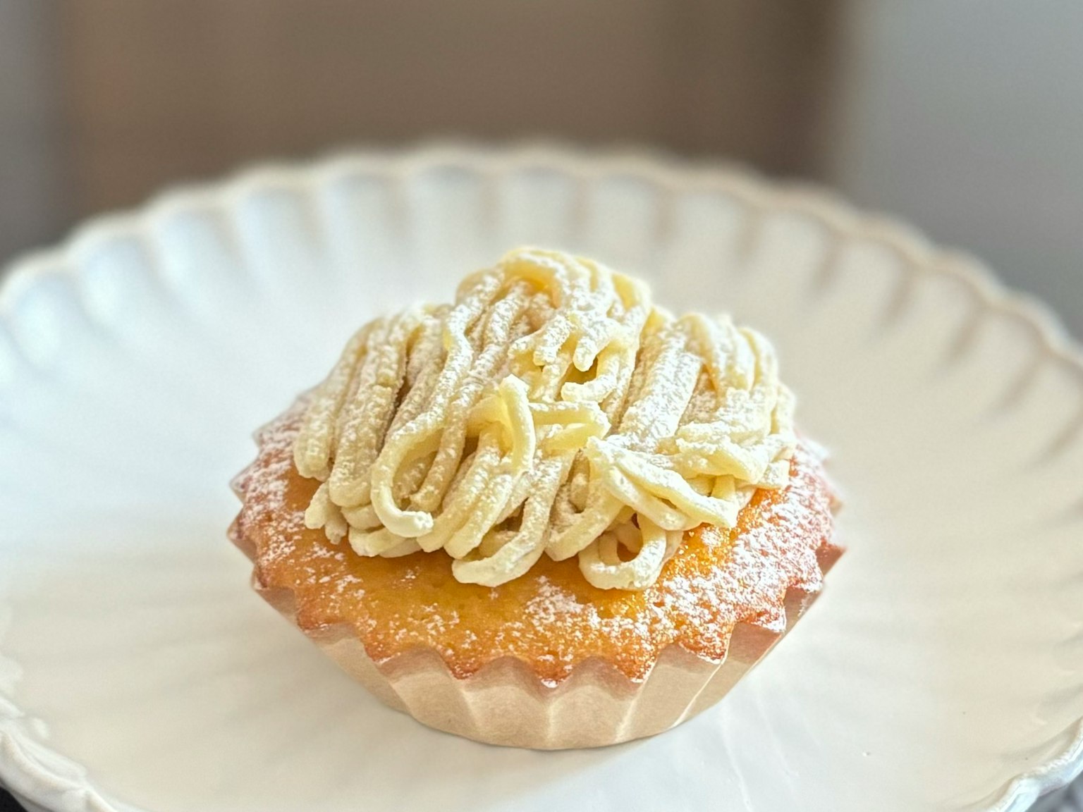 Una crostata dessert con crema è posata su un piatto bianco