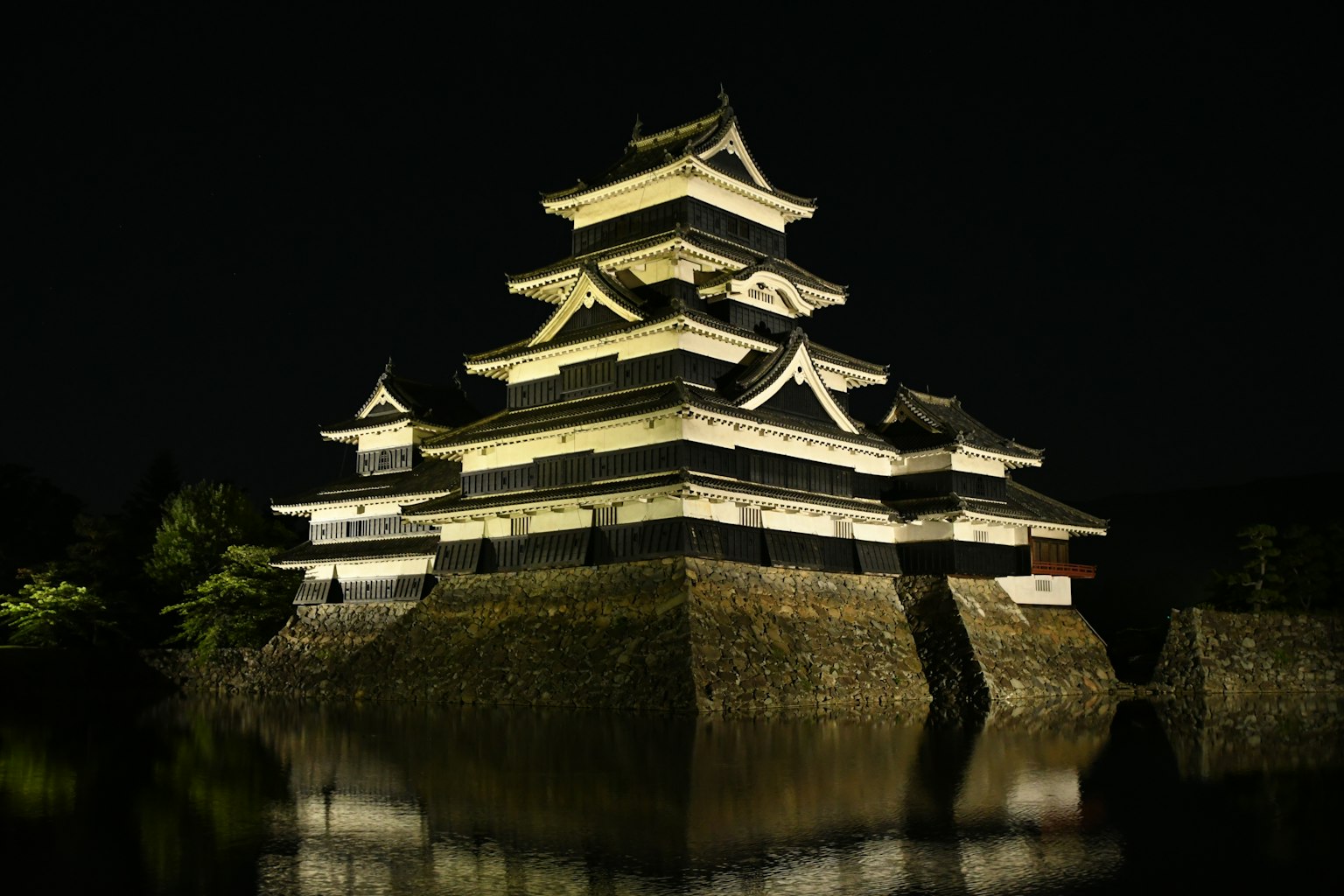 松本城夜间照明与倒影