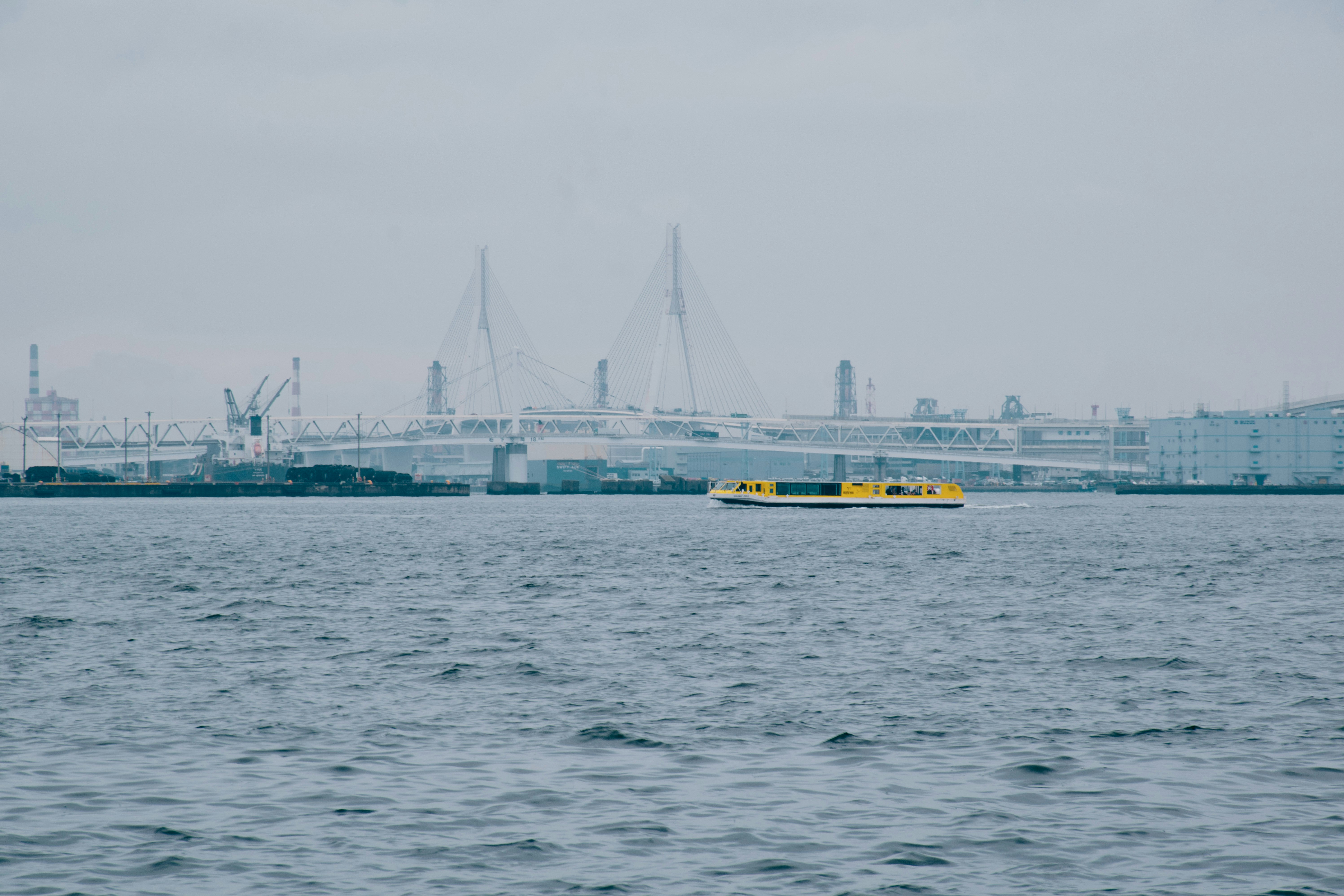 横滨湾大桥与海面上行驶的船只港口景