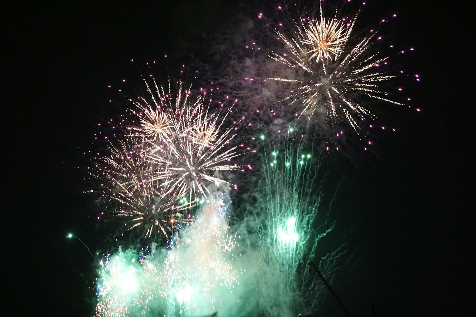 Fuochi d'artificio colorati che illuminano il cielo notturno