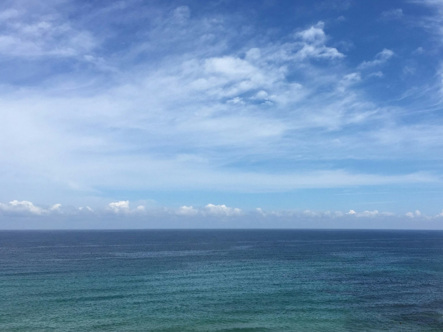 Vista expansiva del océano y el cielo azul