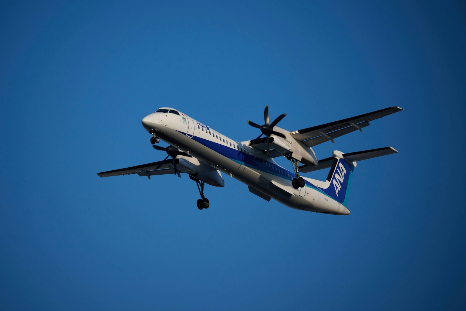 螺旋桨飞机在蓝天飞行