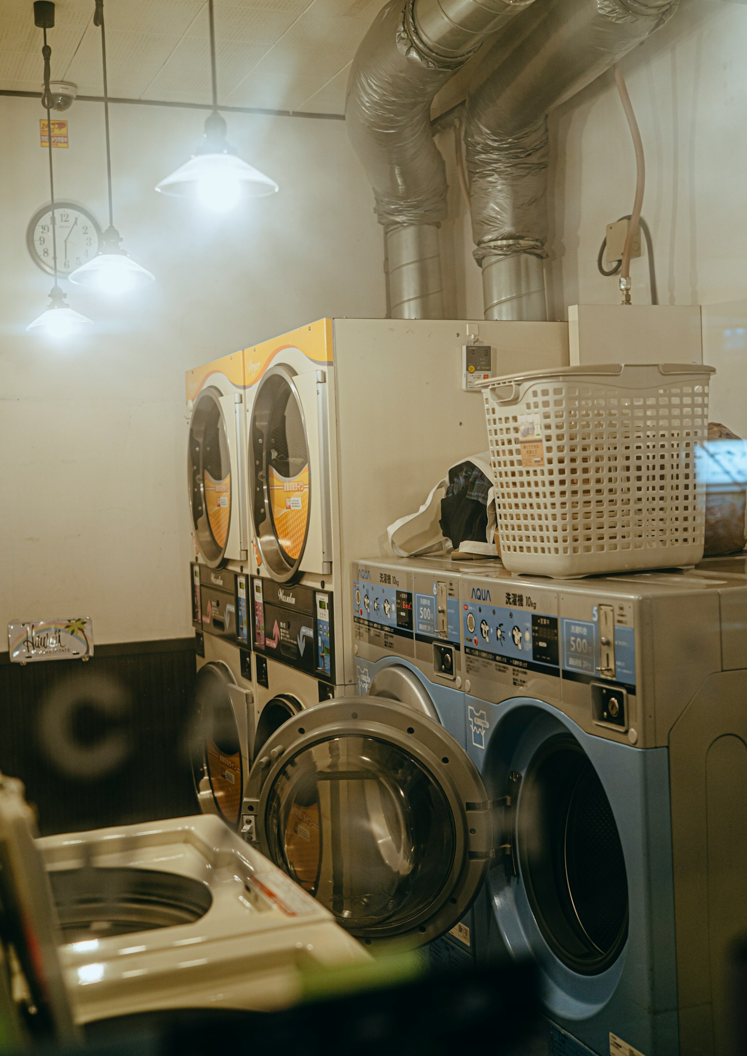 Intérieur d'une buanderie avec des machines à laver et des sèche-linge