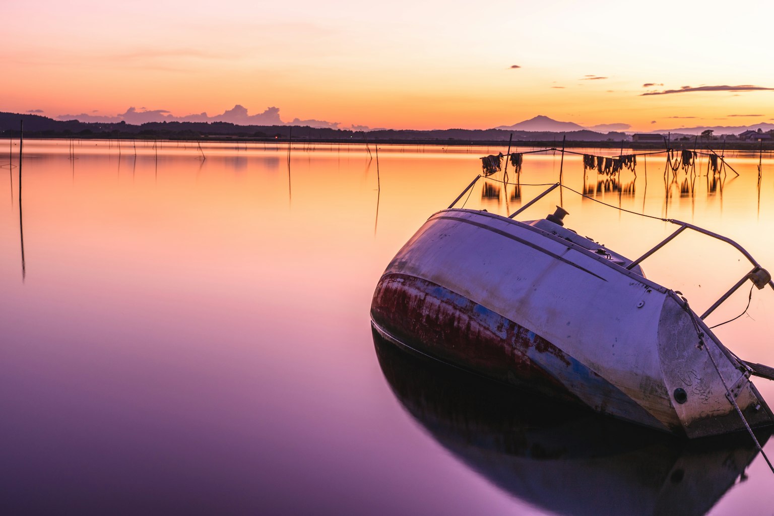 Barca inclinata su un lago calmo con un magnifico tramonto