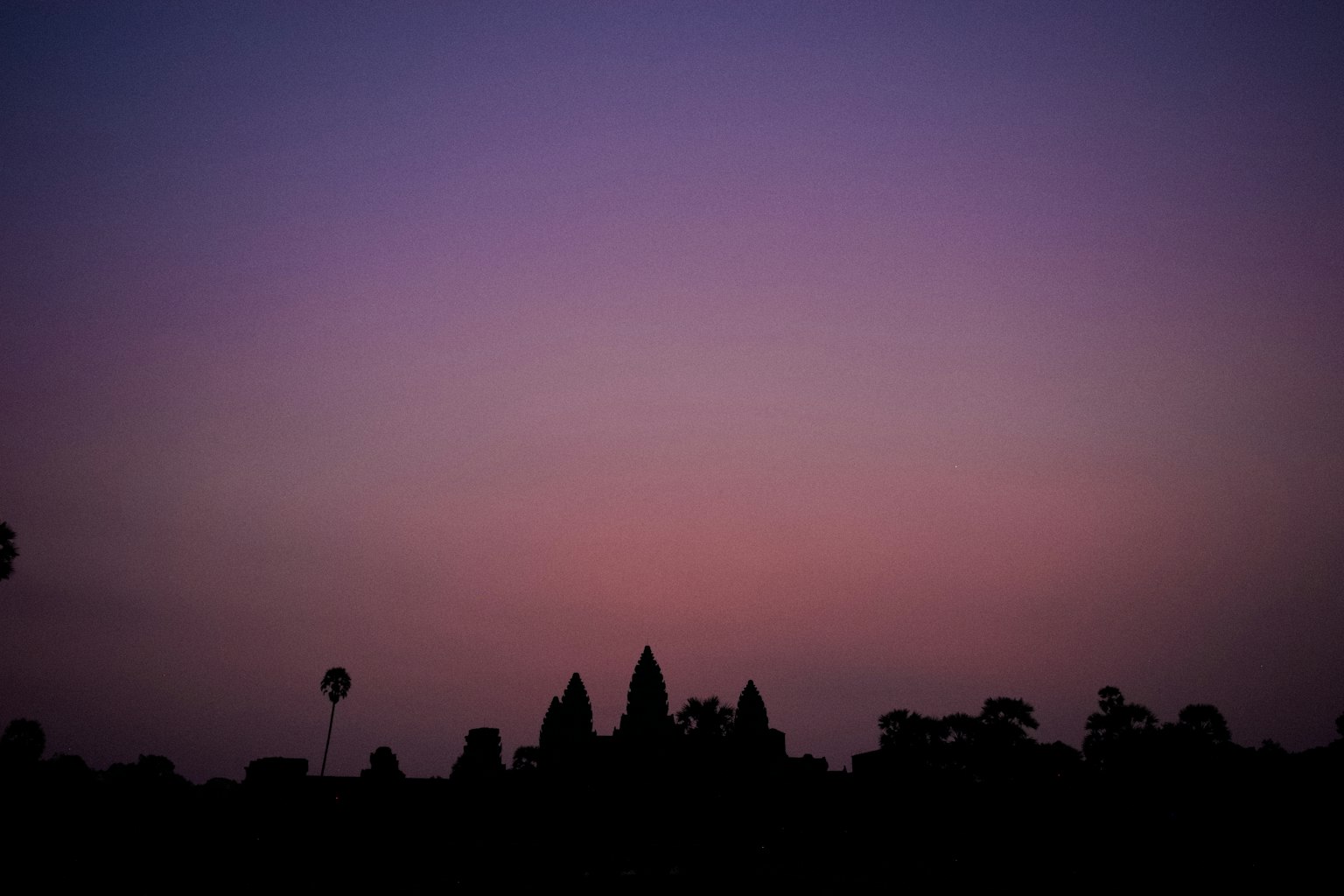 Ciel crépusculaire avec silhouettes de structures de temple
