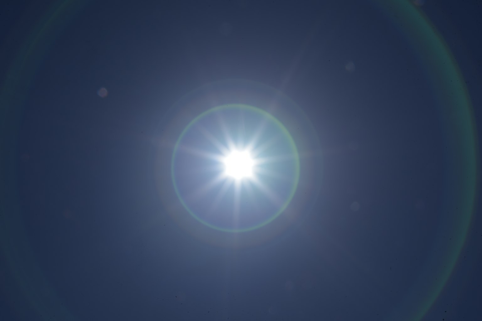 Soleil brillant dans un ciel bleu clair avec un effet de halo
