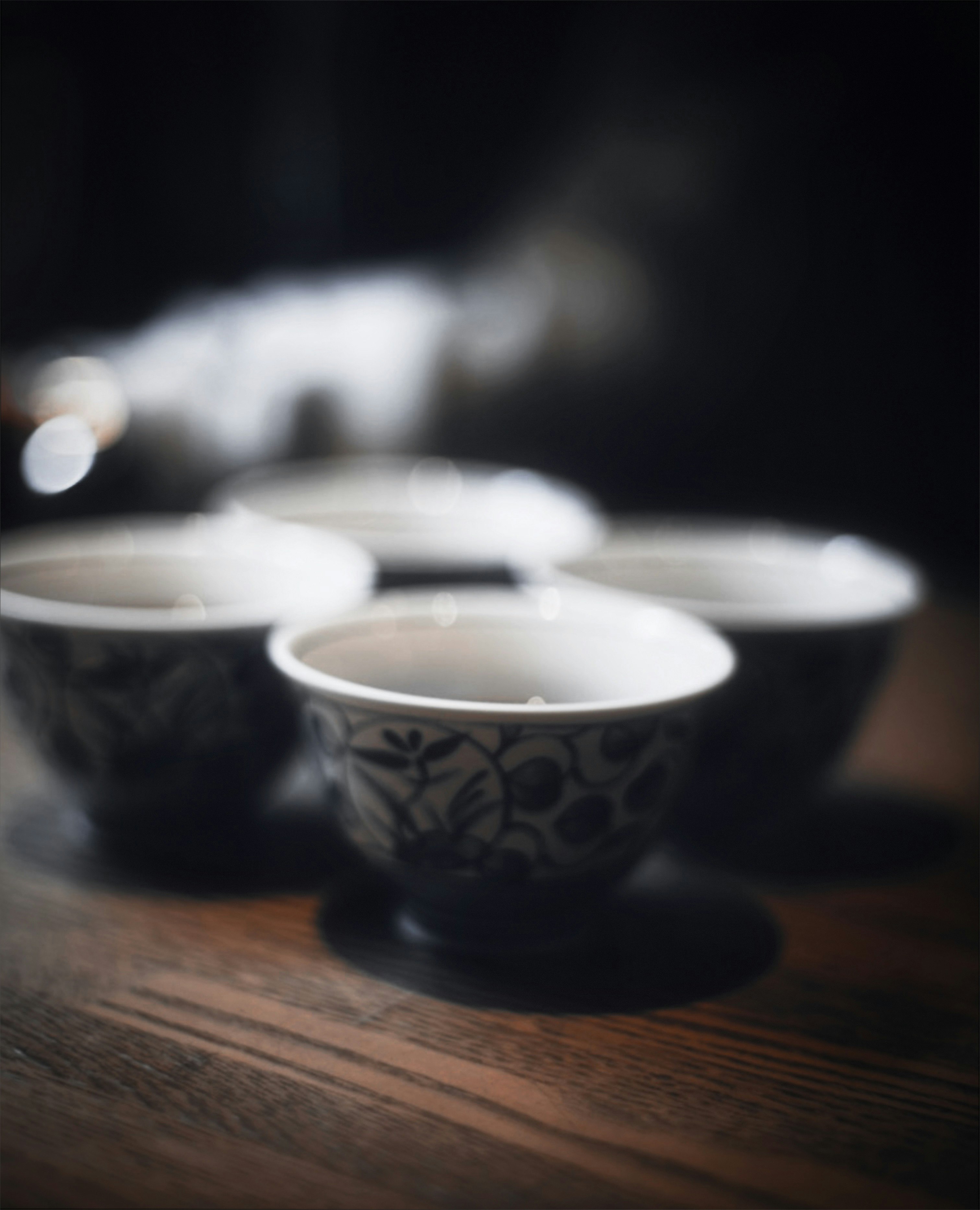 tách trà trên bàn yên tĩnh trong lúc chờ